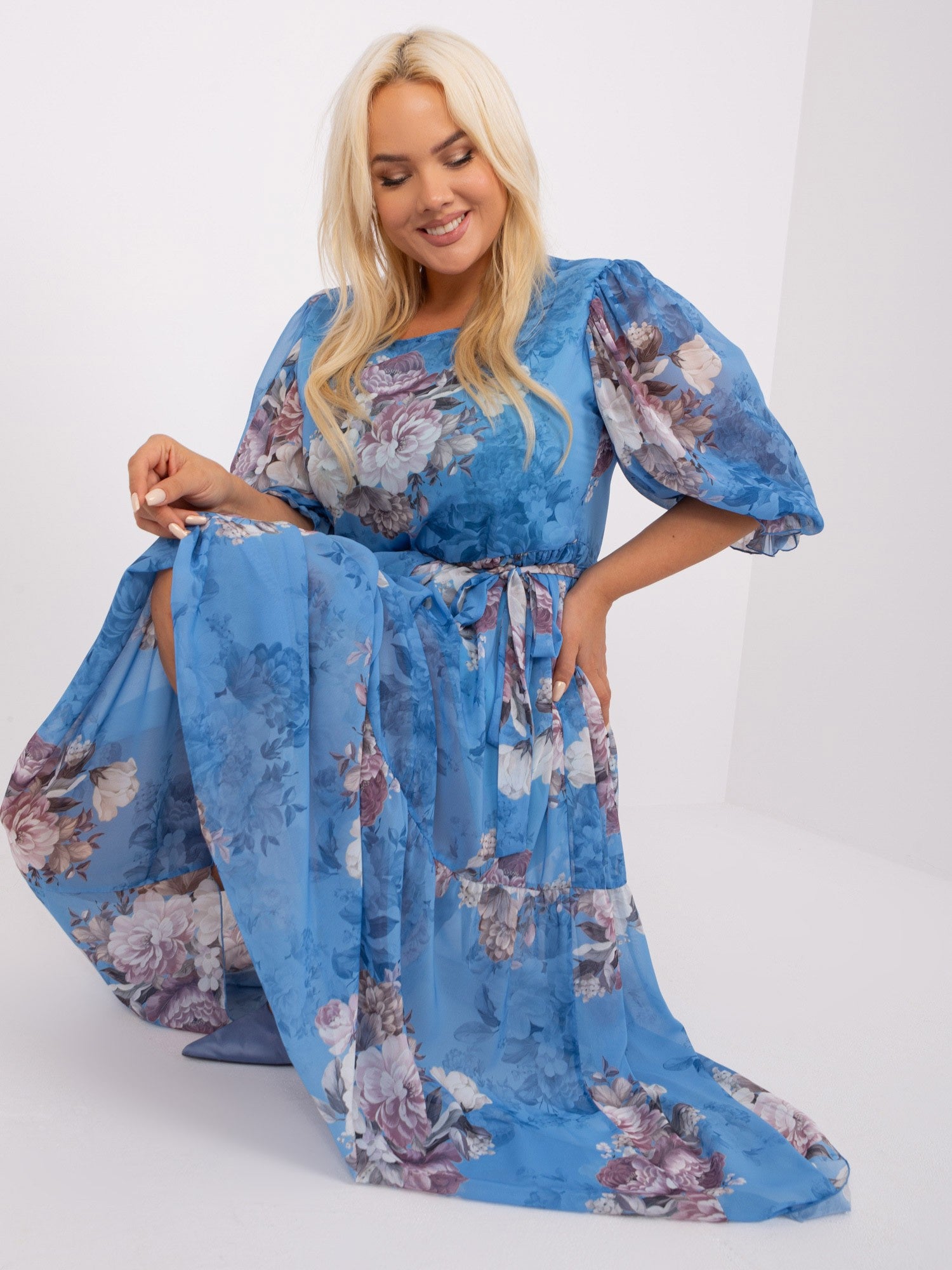 Niebieska sukienka plus size we wzory