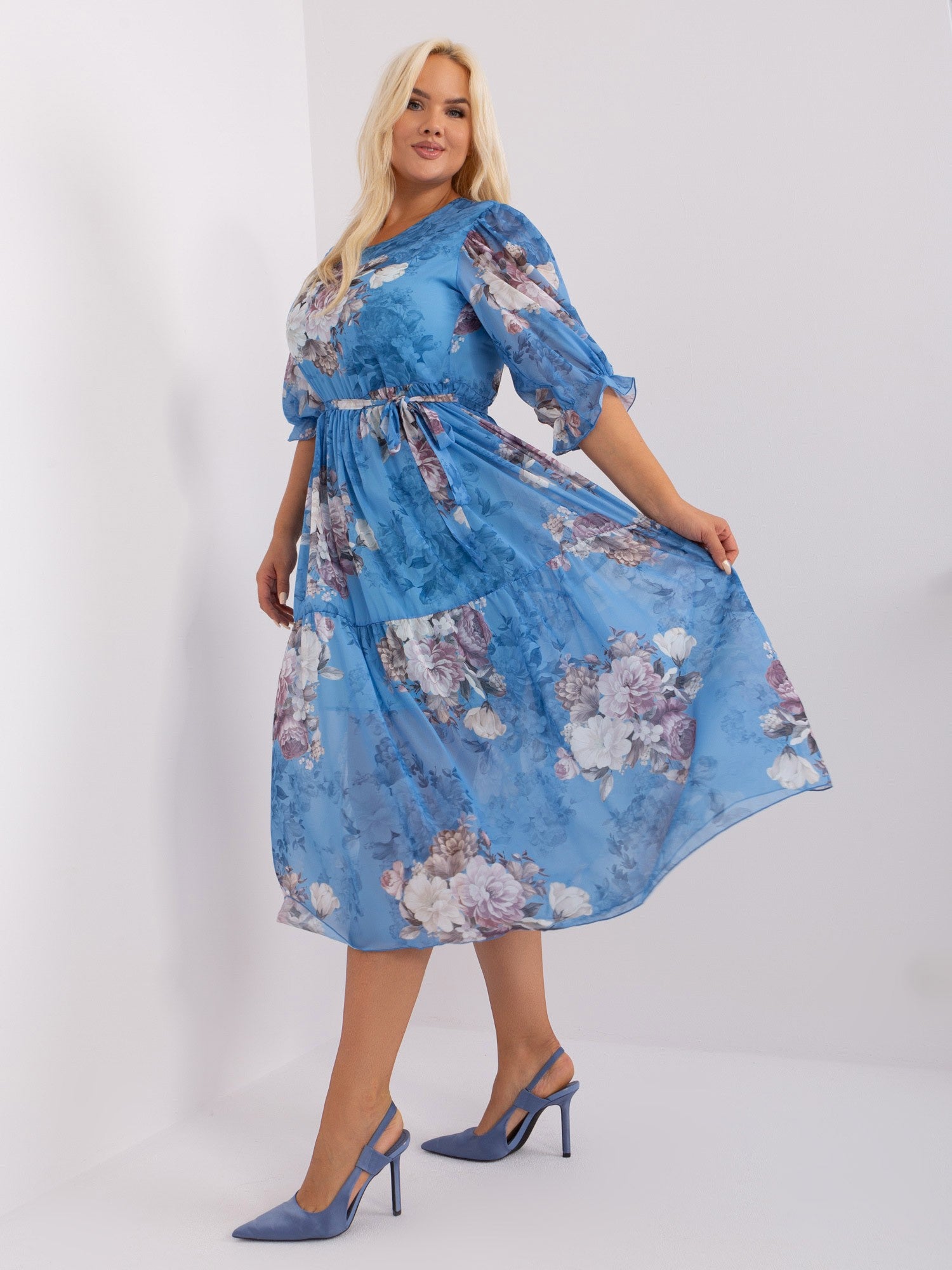 Niebieska sukienka plus size we wzory