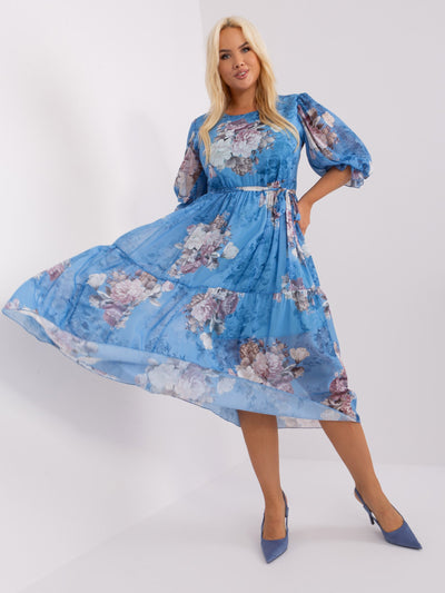 Niebieska sukienka plus size we wzory