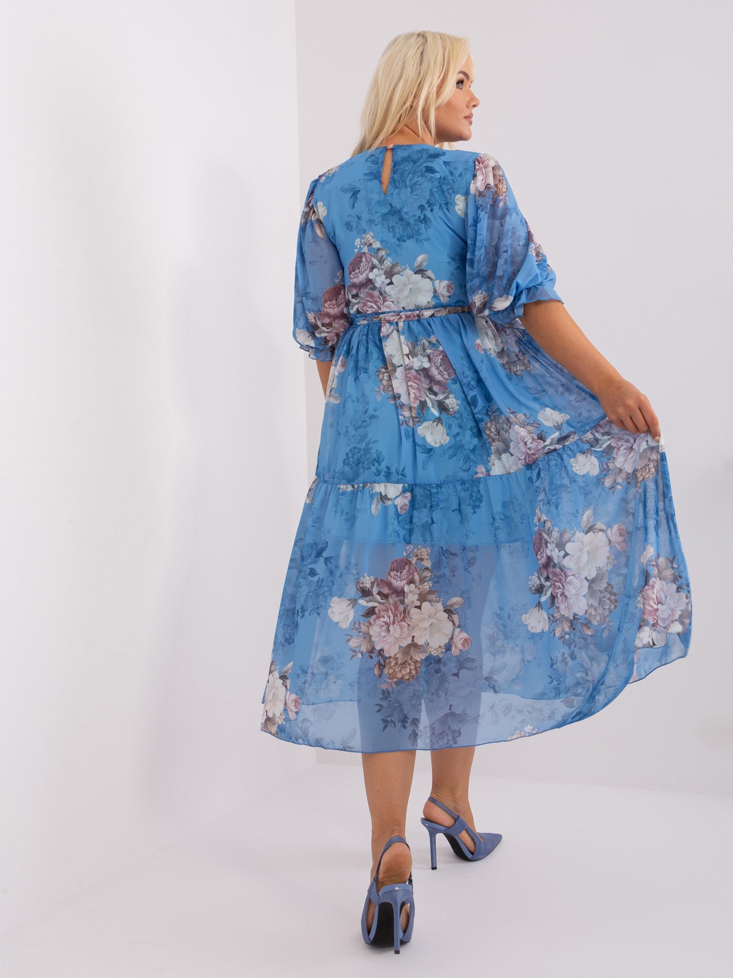 Niebieska sukienka plus size we wzory