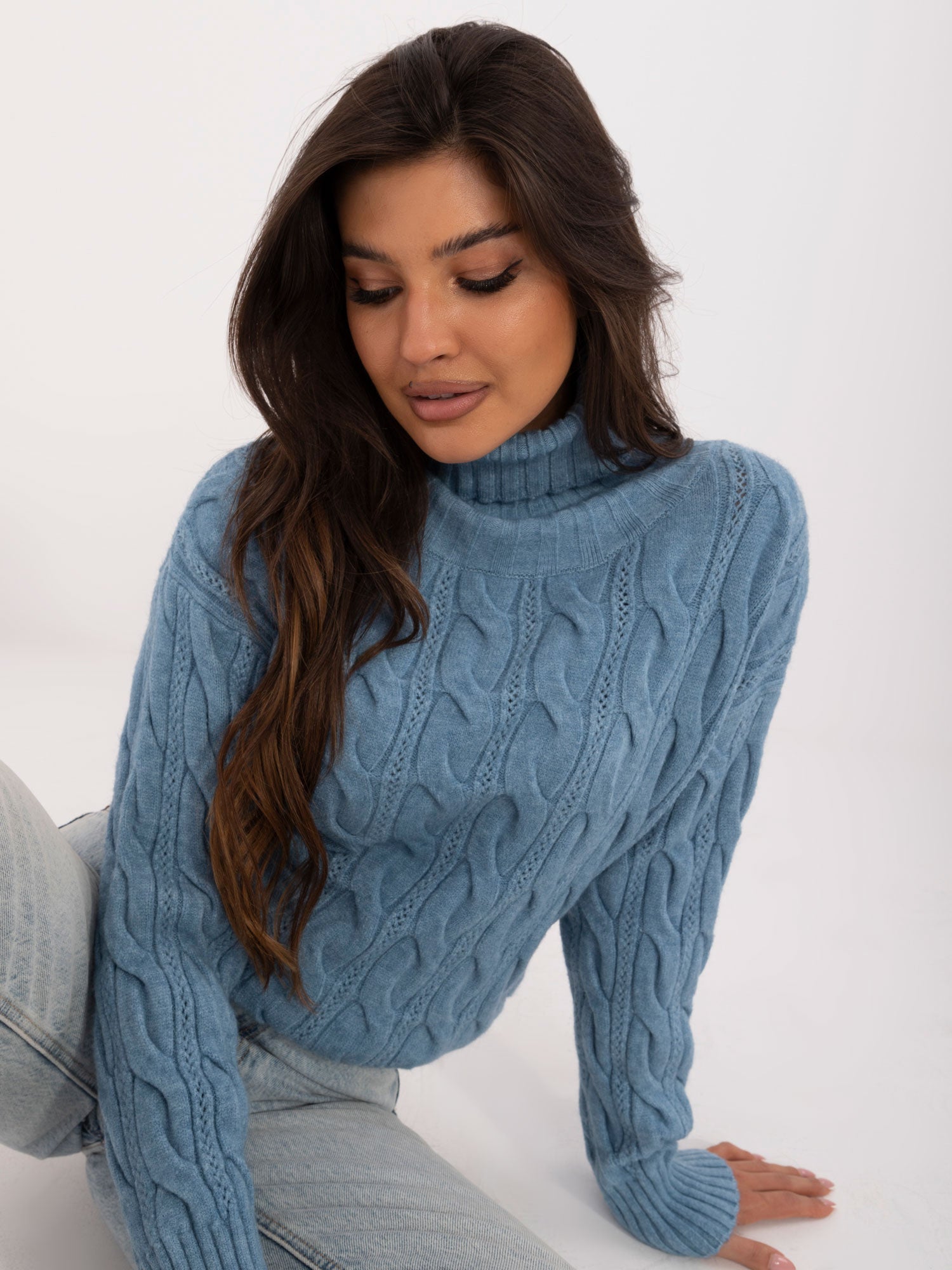 Niebieski damski sweter golf w warkocze