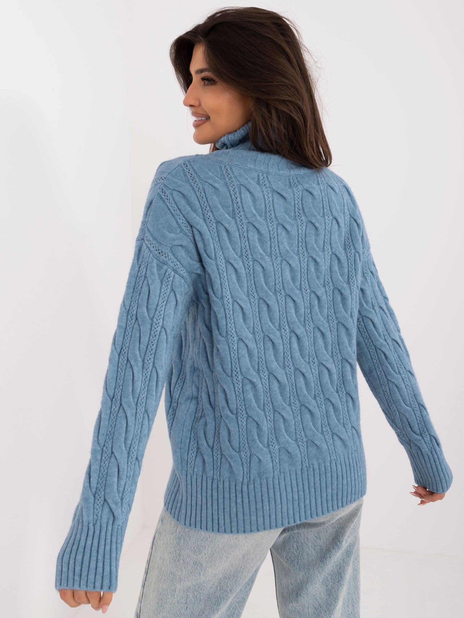 Niebieski damski sweter golf w warkocze