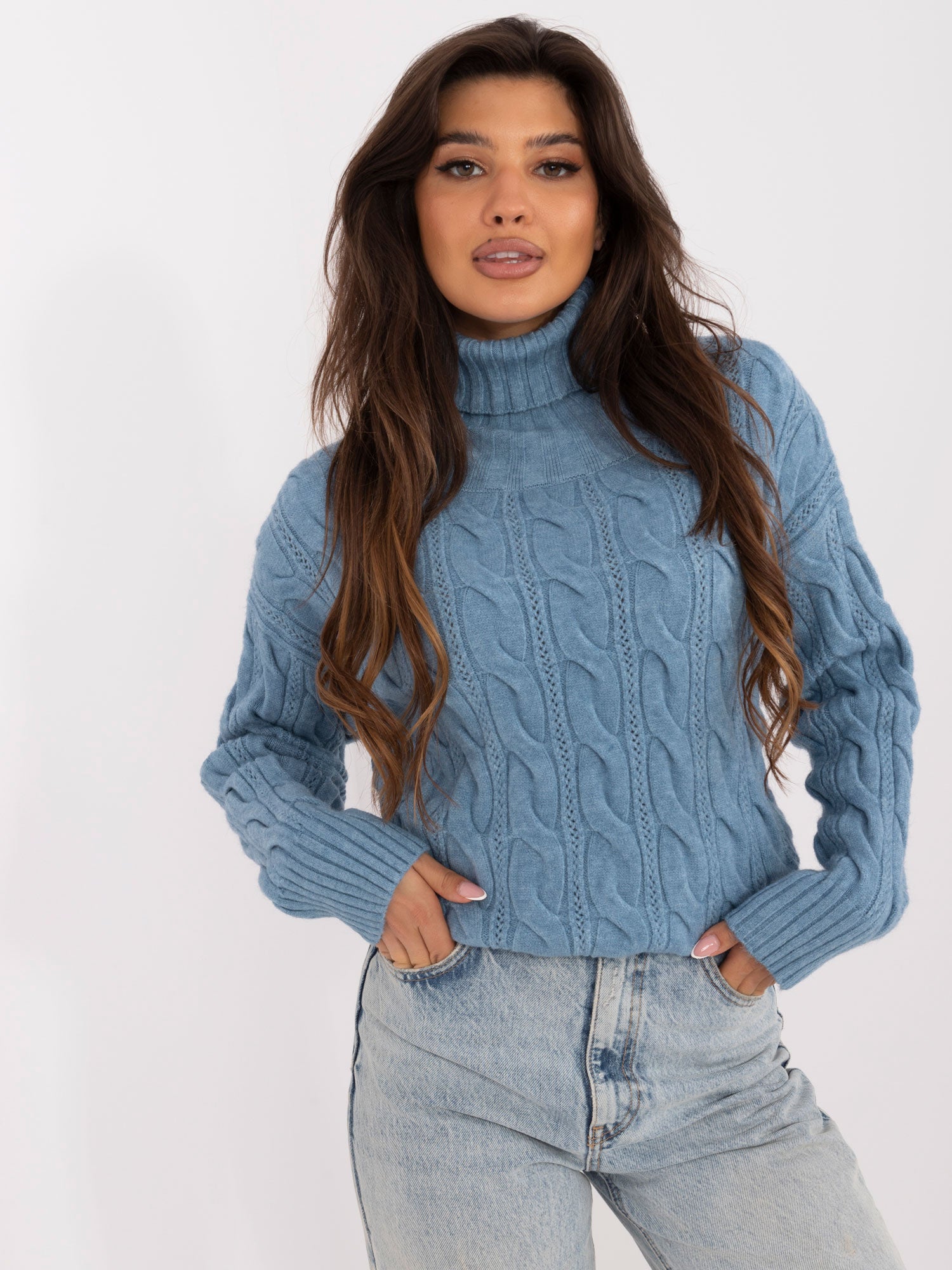 Niebieski damski sweter golf w warkocze