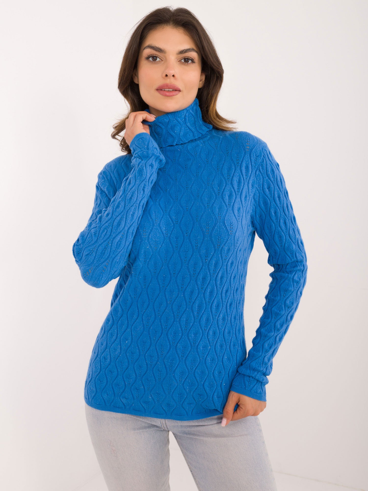 Niebieski damski sweter golf z błyszczącą nitką
