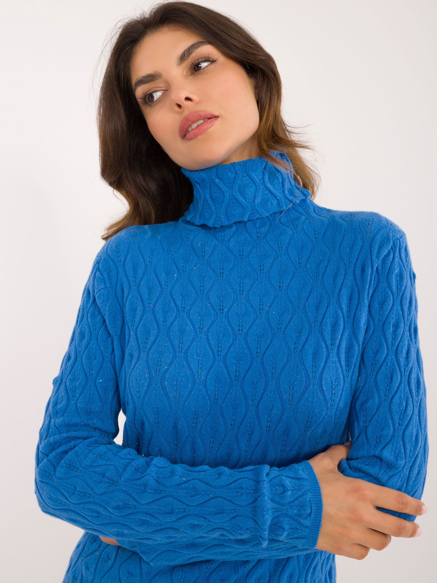 Niebieski damski sweter golf z błyszczącą nitką