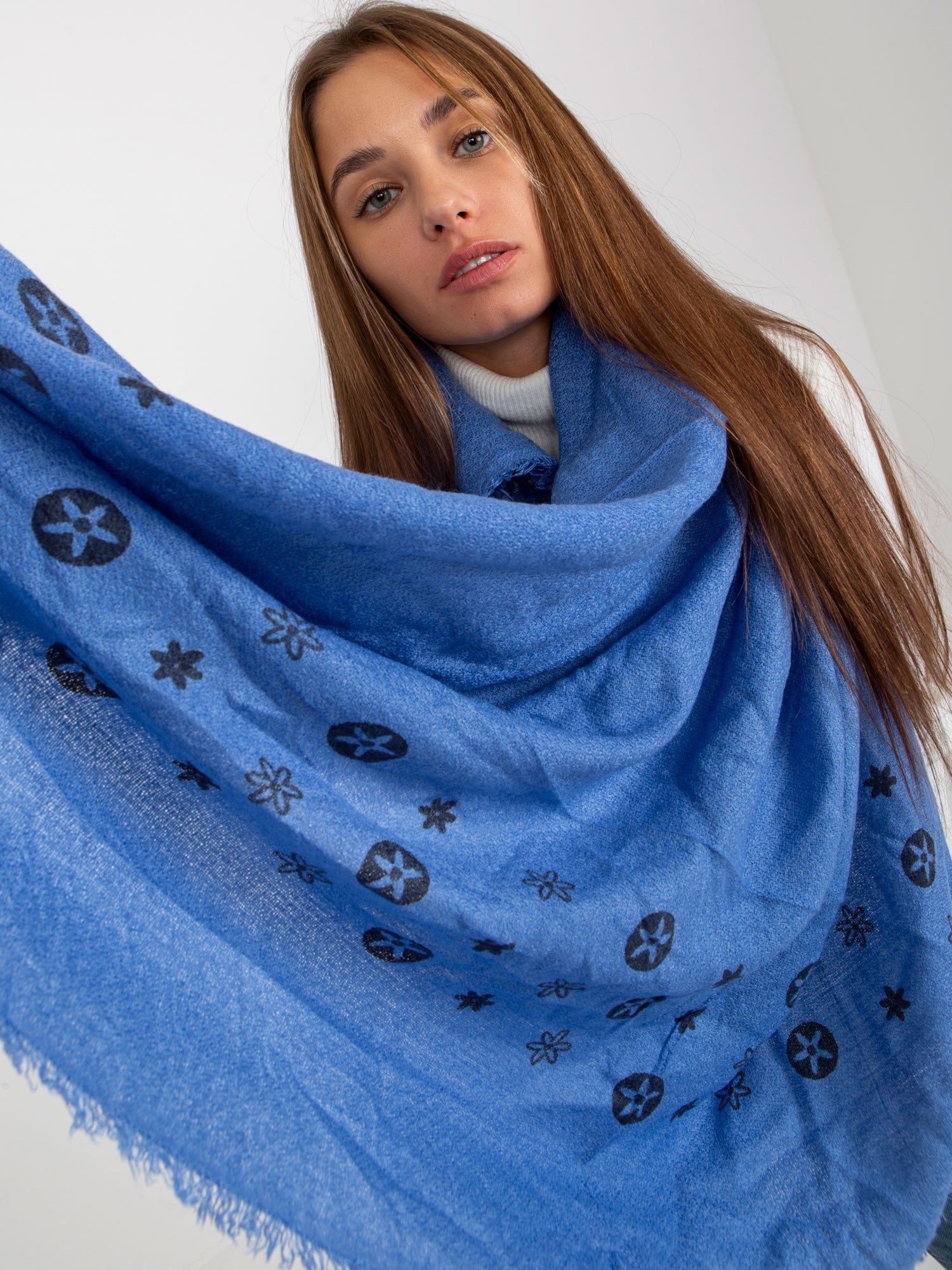 Niebieski damski szal z nadrukiem