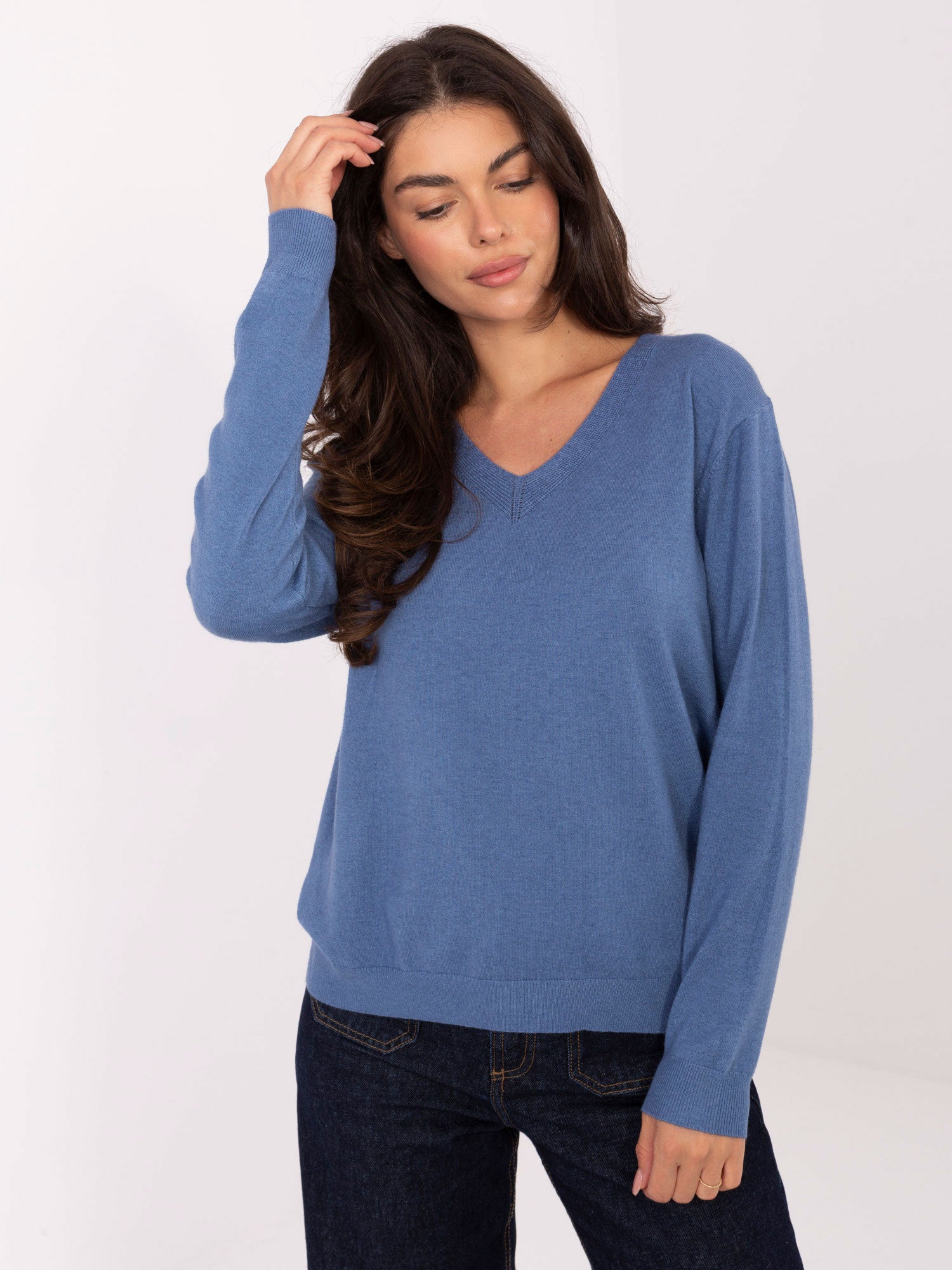 Niebieski sweter basic ze ściągaczami