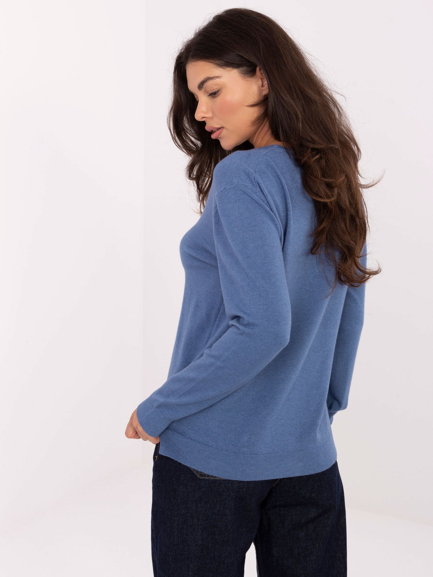 Niebieski sweter basic ze ściągaczami