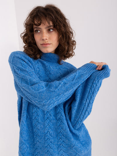 Niebieski sweter z warkoczami o kroju oversize