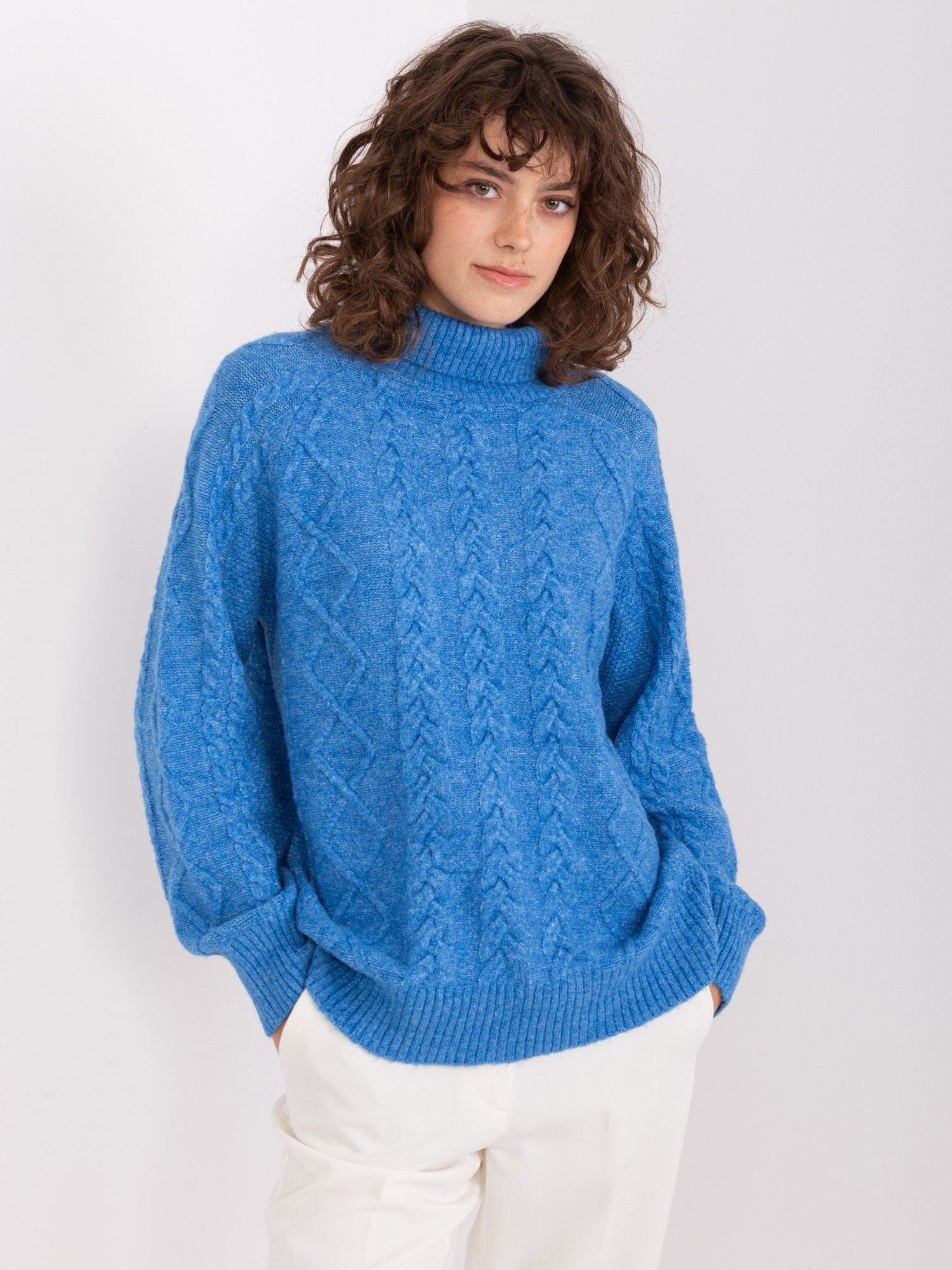 Niebieski sweter z warkoczami o kroju oversize
