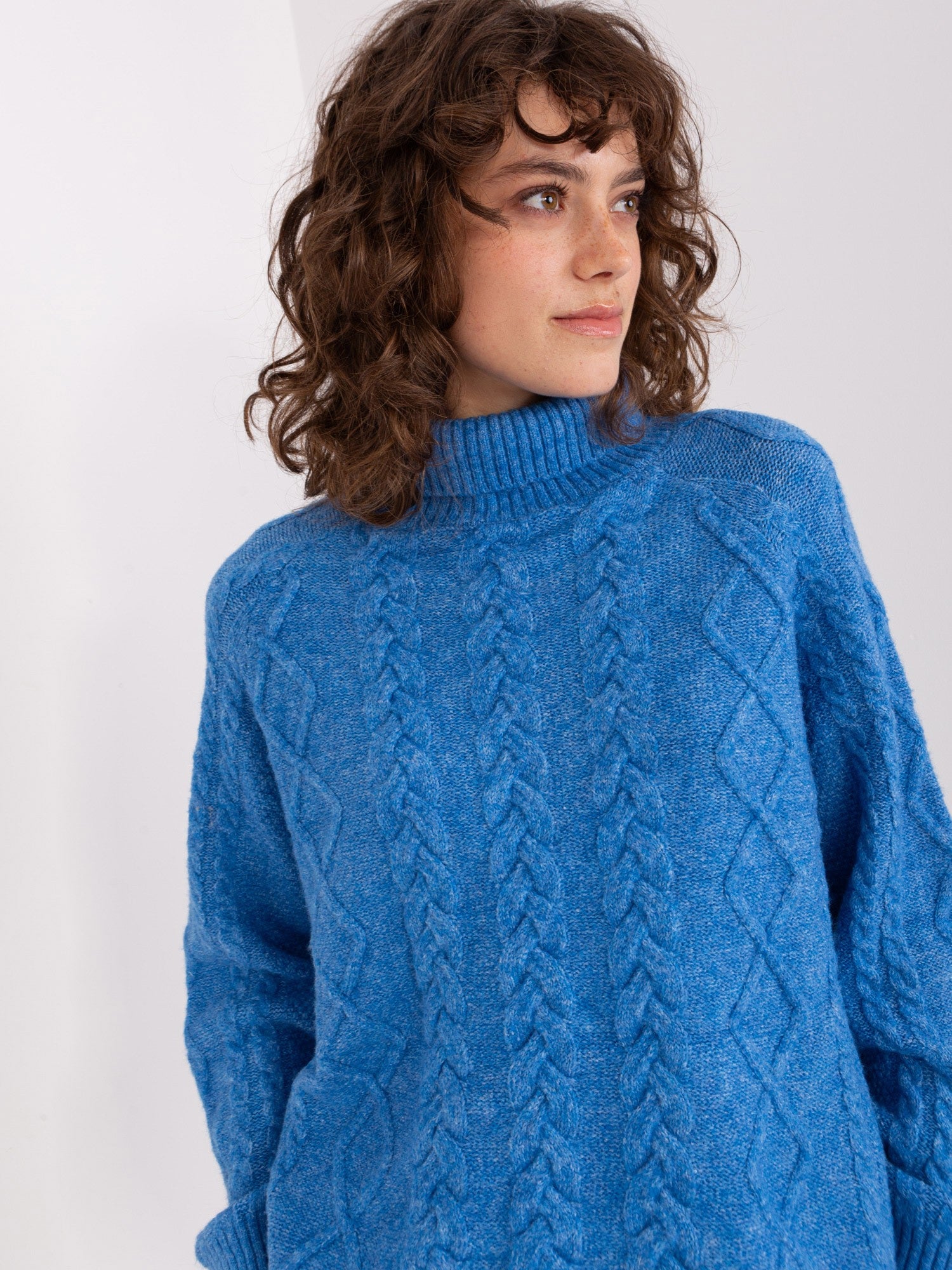 Niebieski sweter z warkoczami o kroju oversize
