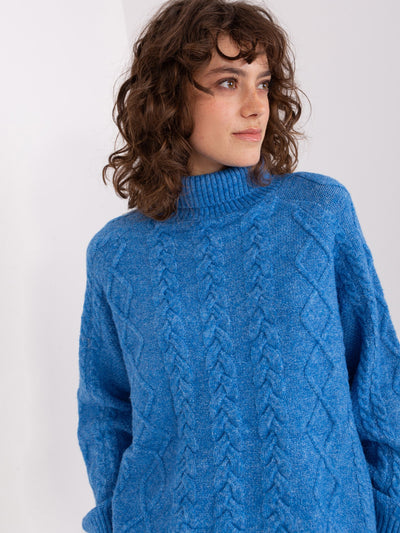 Niebieski sweter z warkoczami o kroju oversize