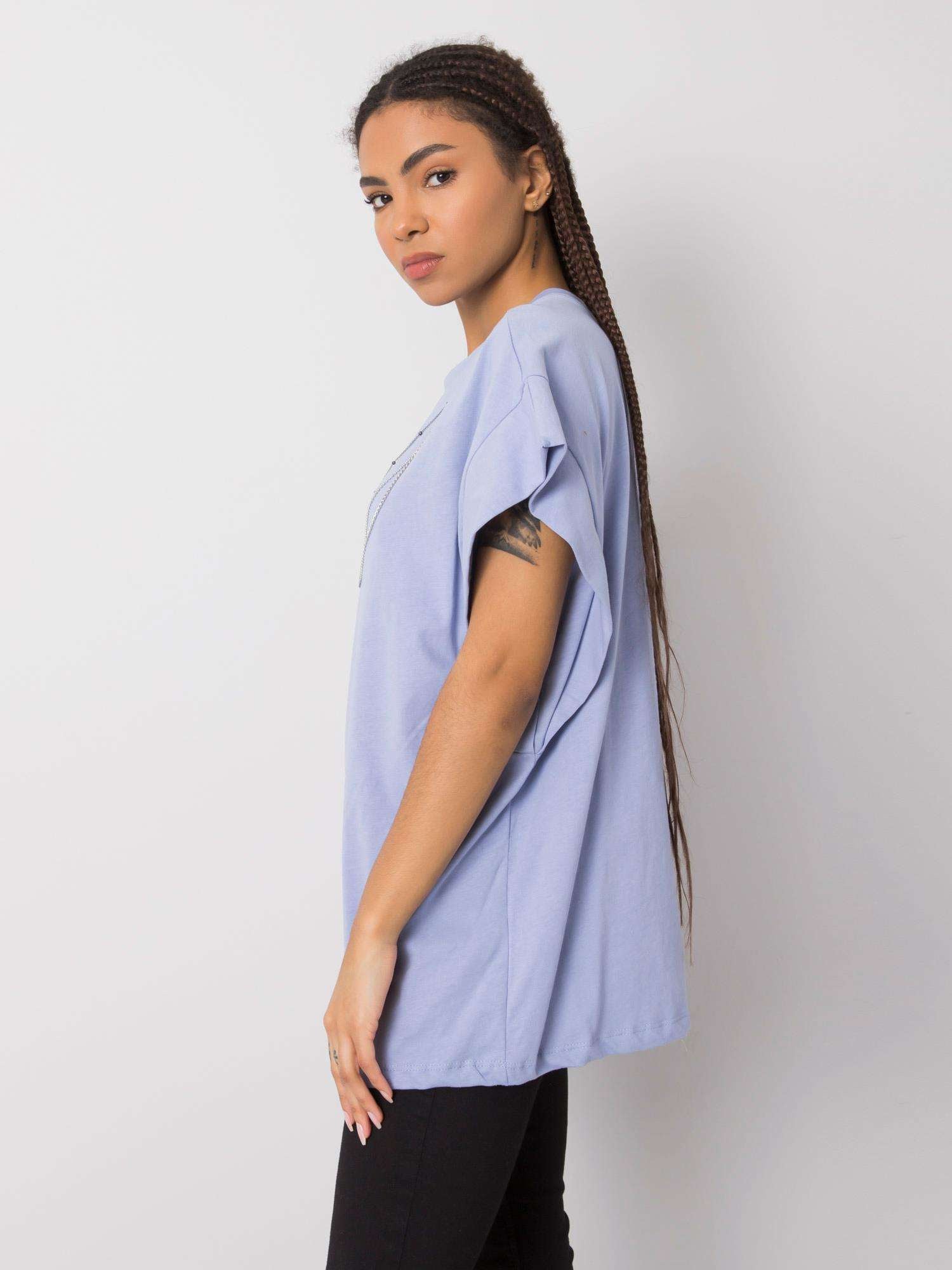 RUE PARIS Niebieski t-shirt z naszyjnikiem