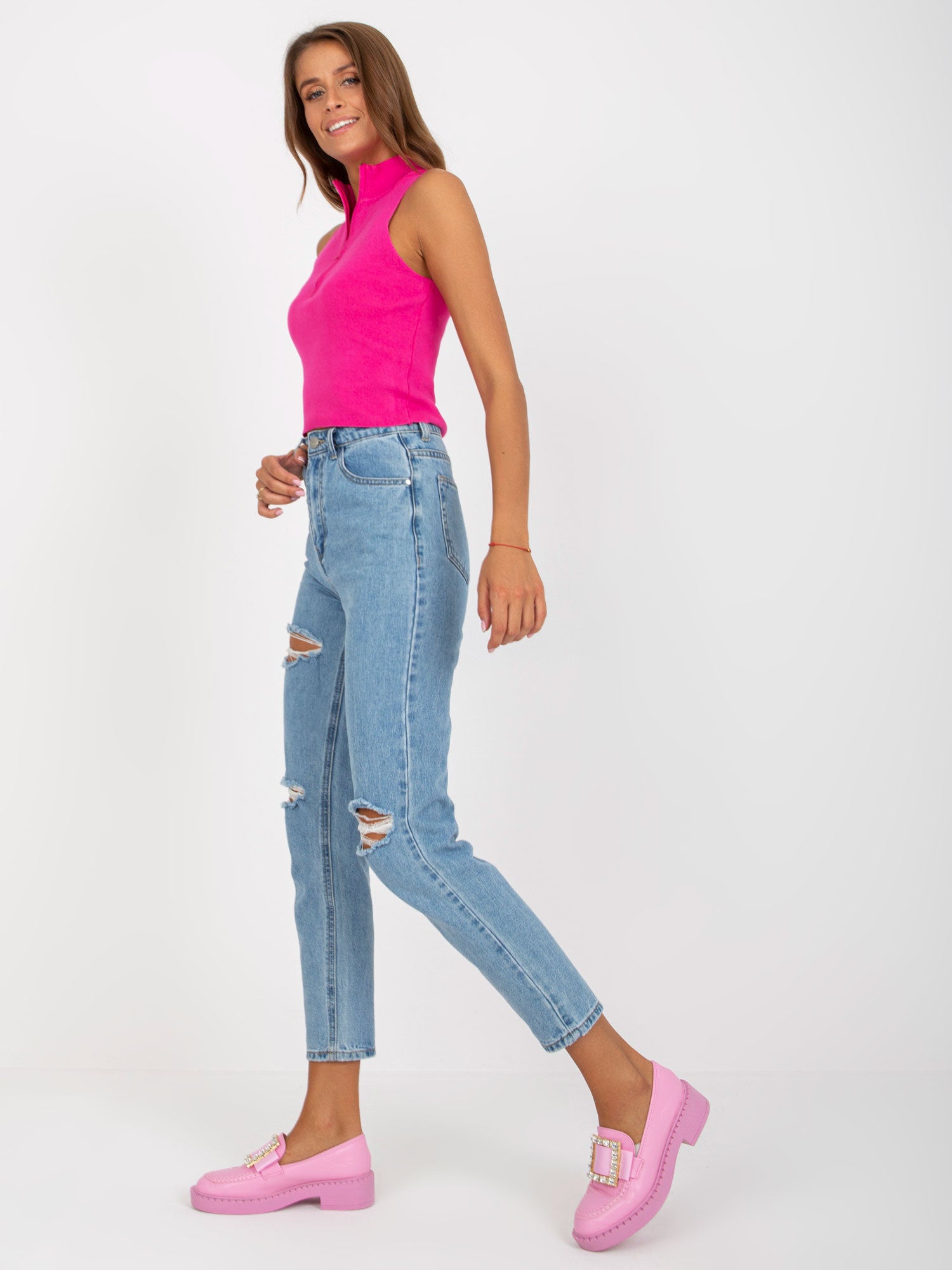 Niebieskie damskie jeansy mom z dziurami