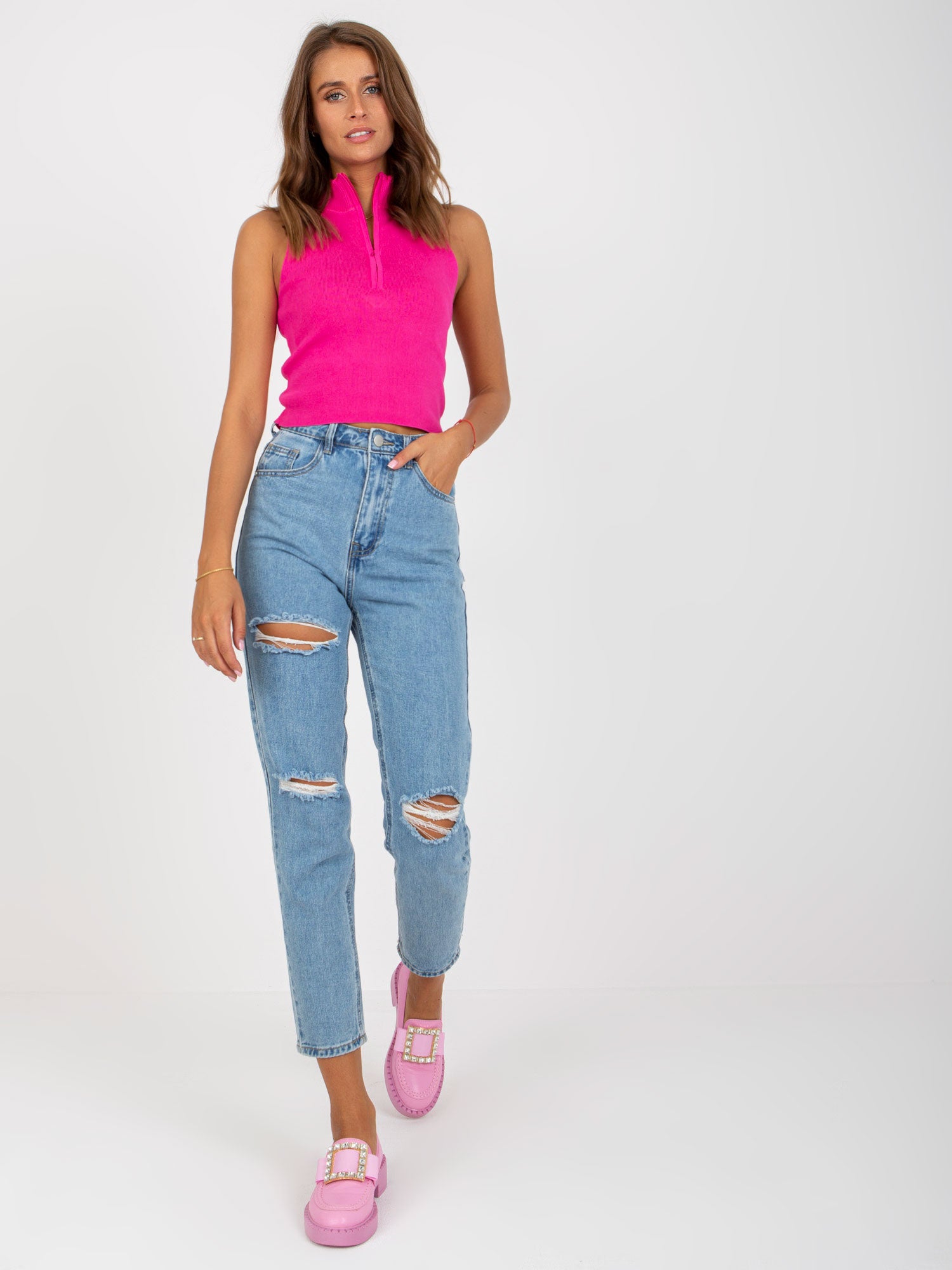 Niebieskie damskie jeansy mom z dziurami