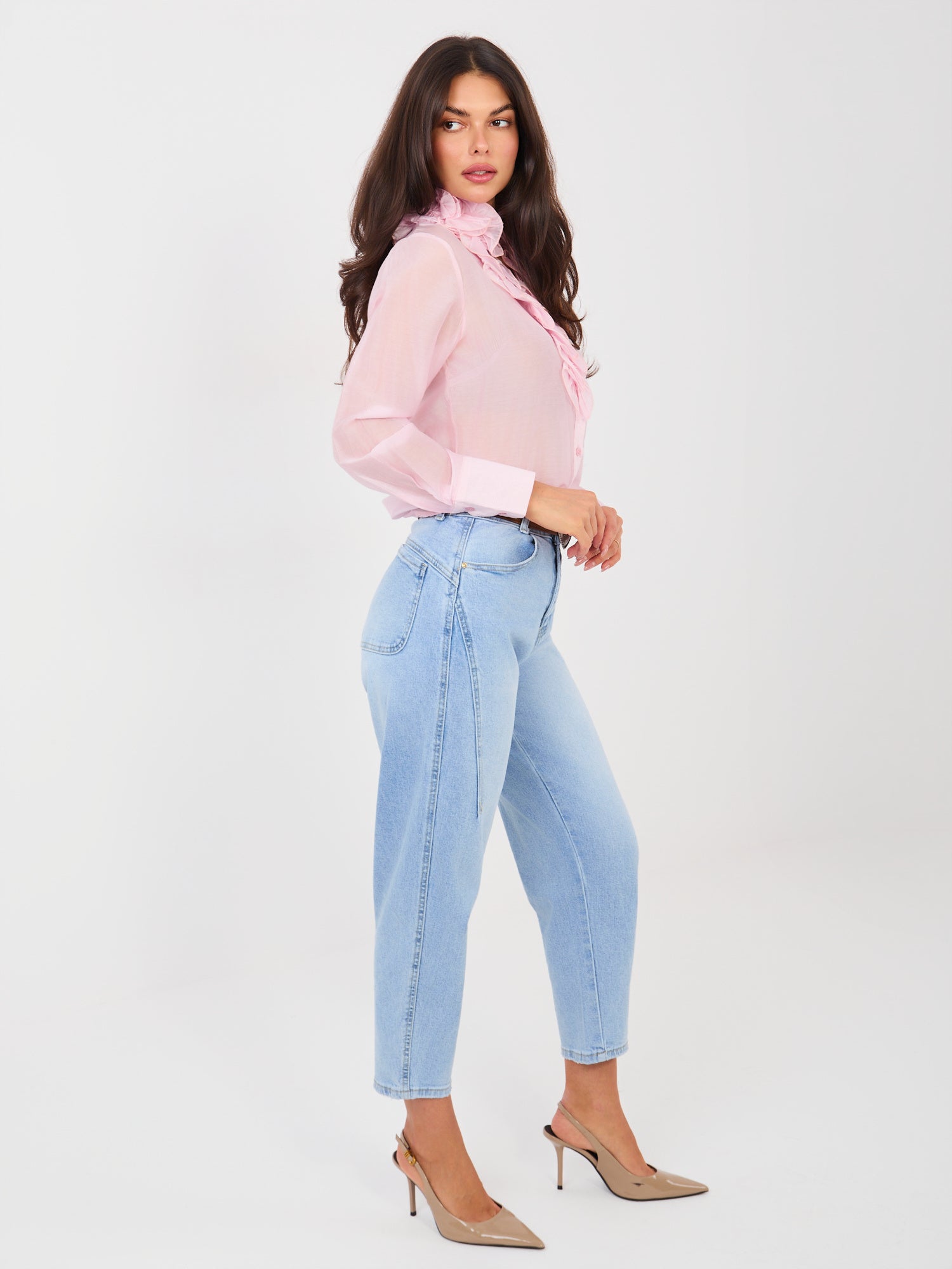 Niebieskie damskie jeansy mom z paskiem
