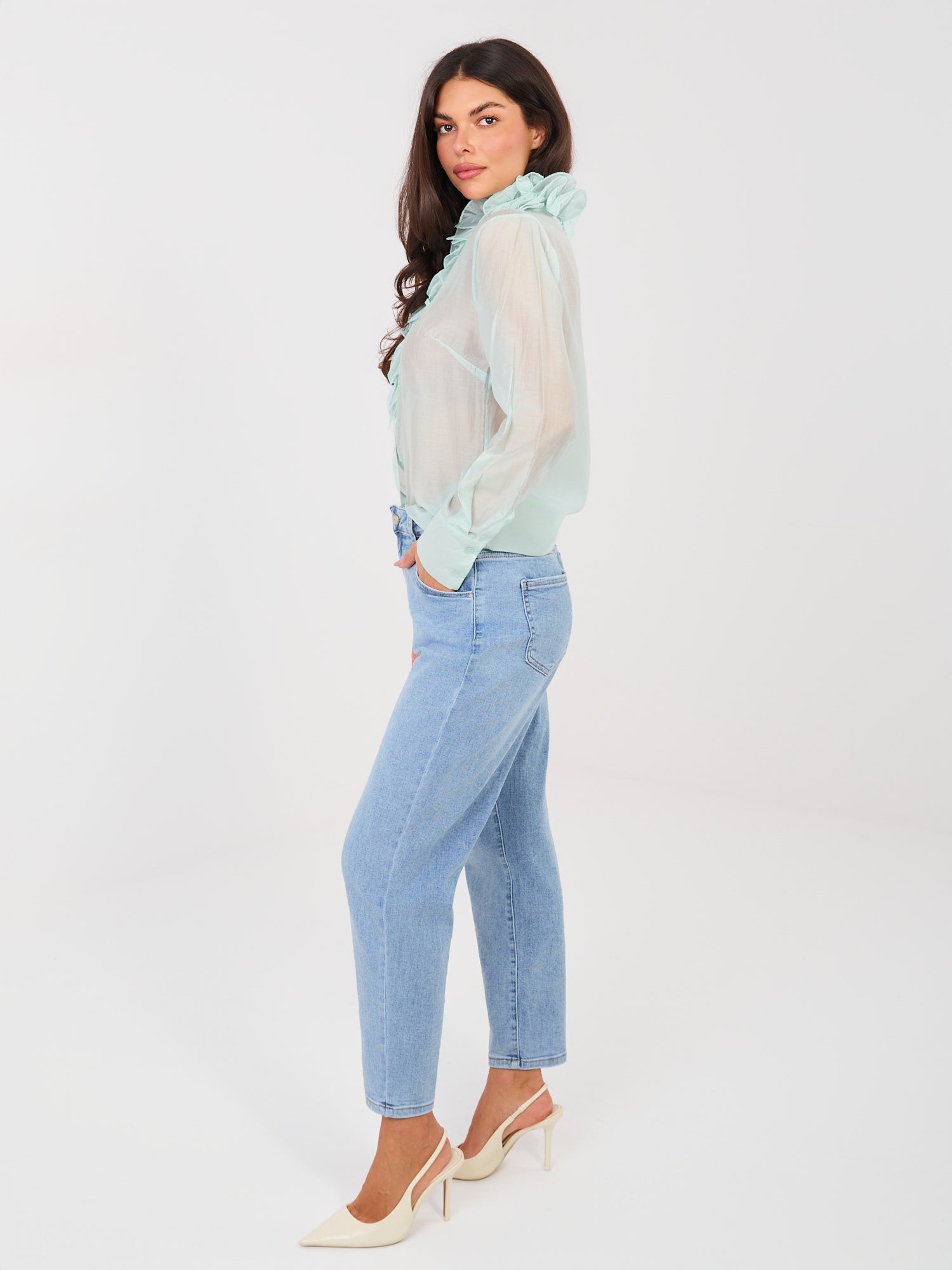 Niebieskie jeansowe spodnie mom