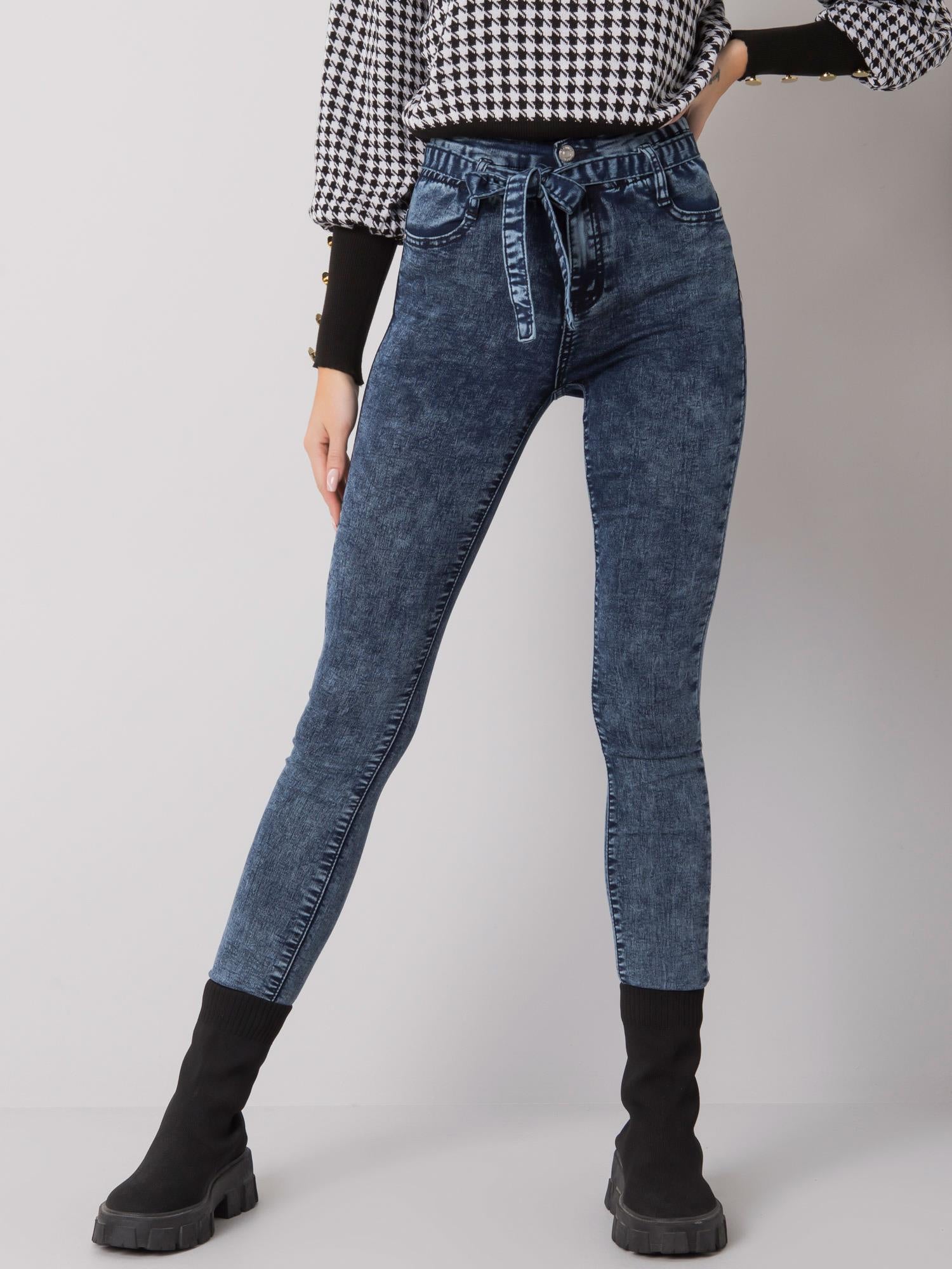 Niebieskie jeansy slim fit z paskiem