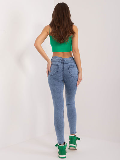 Niebieskie spodnie jeansowe rurki