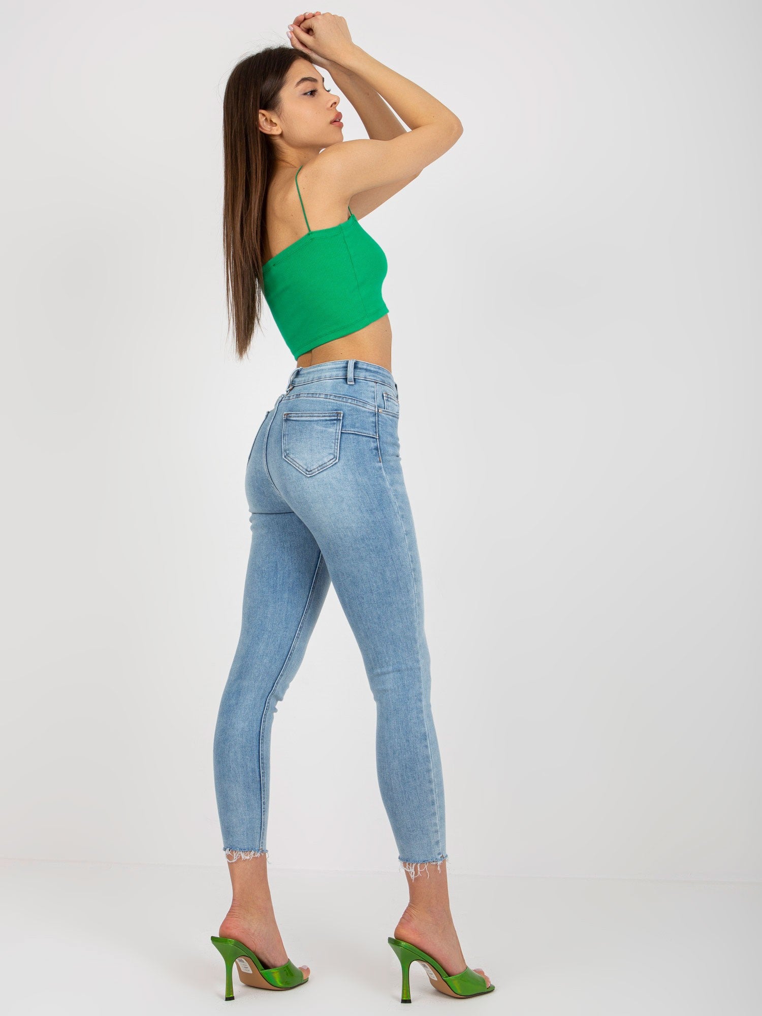 Niebieskie dopasowane jeansy damskie