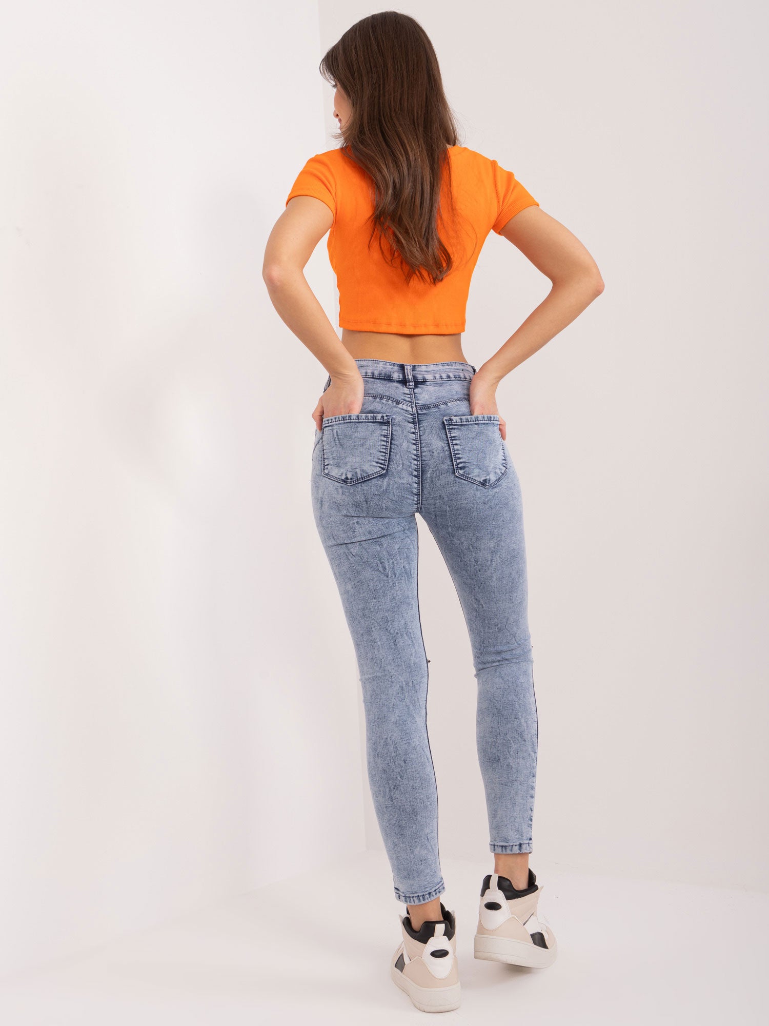 Niebieskie spodnie jeasowe high waist
