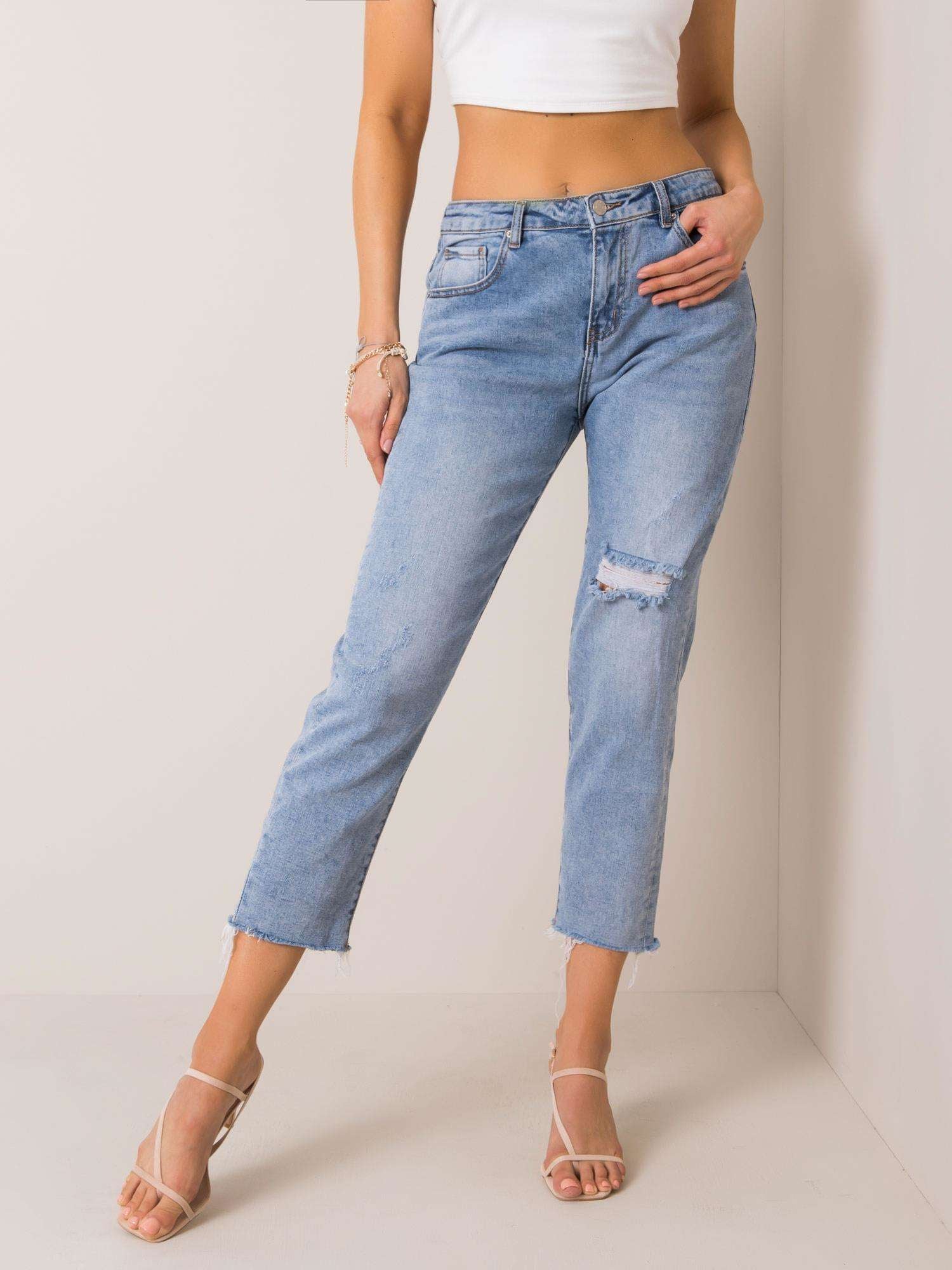 Niebieskie jeansy mom fit