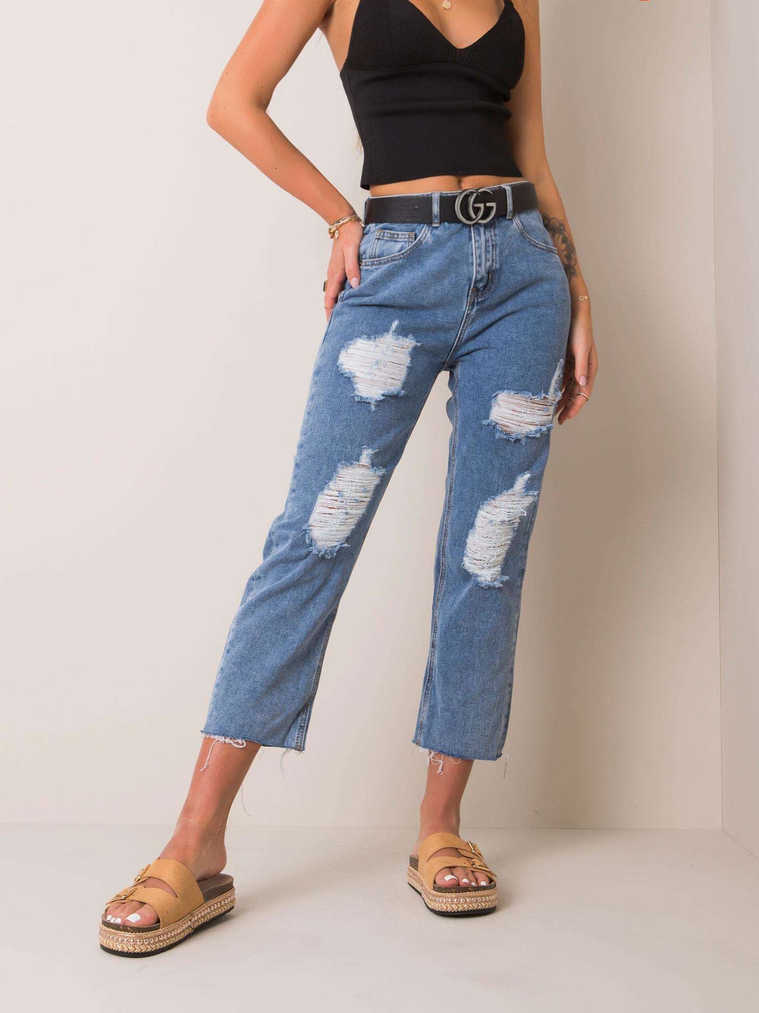 Niebieskie jeansy mom z dziurami