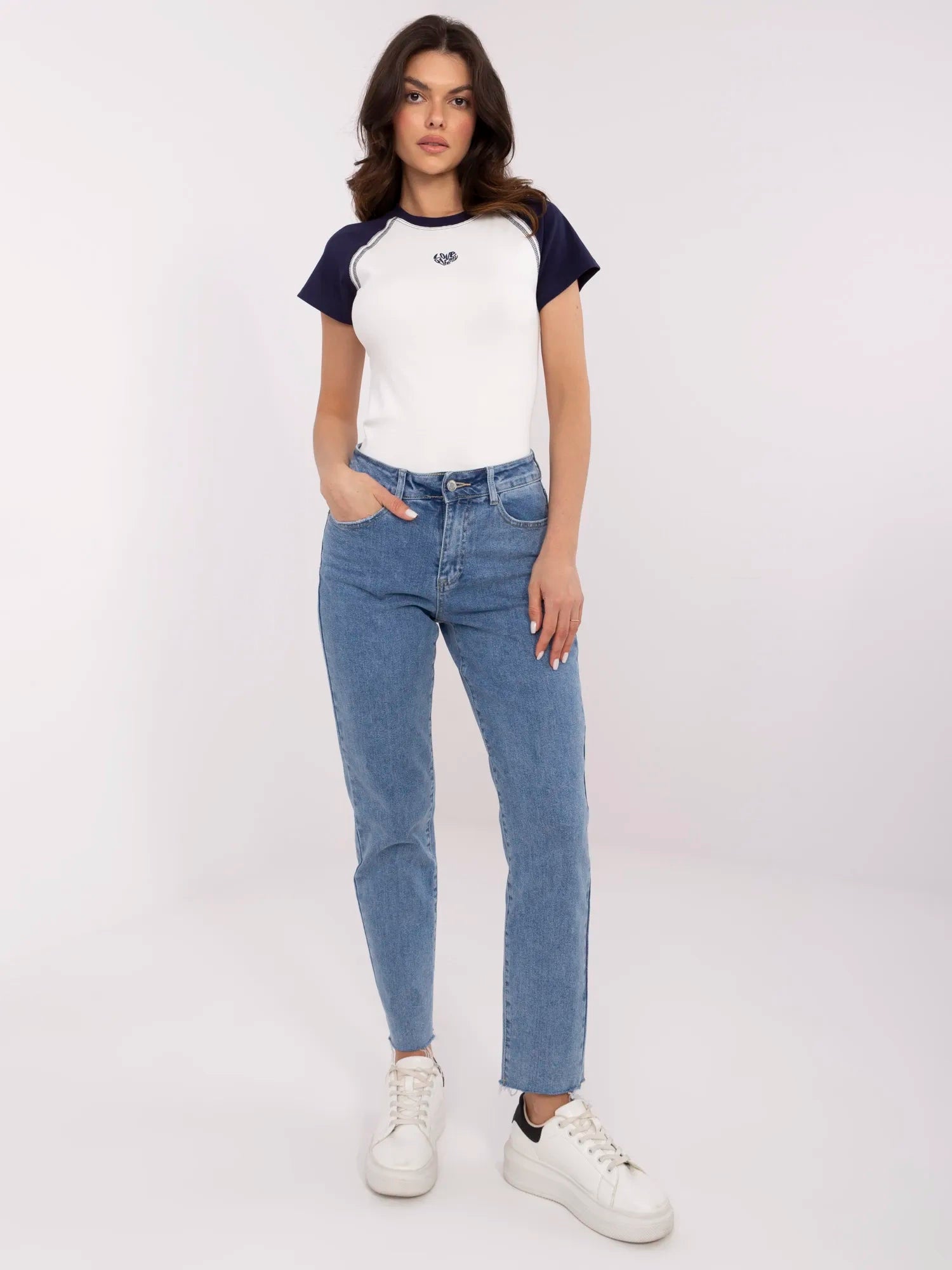 Niebieskie damskie jeansy mom stretch z kieszeniami