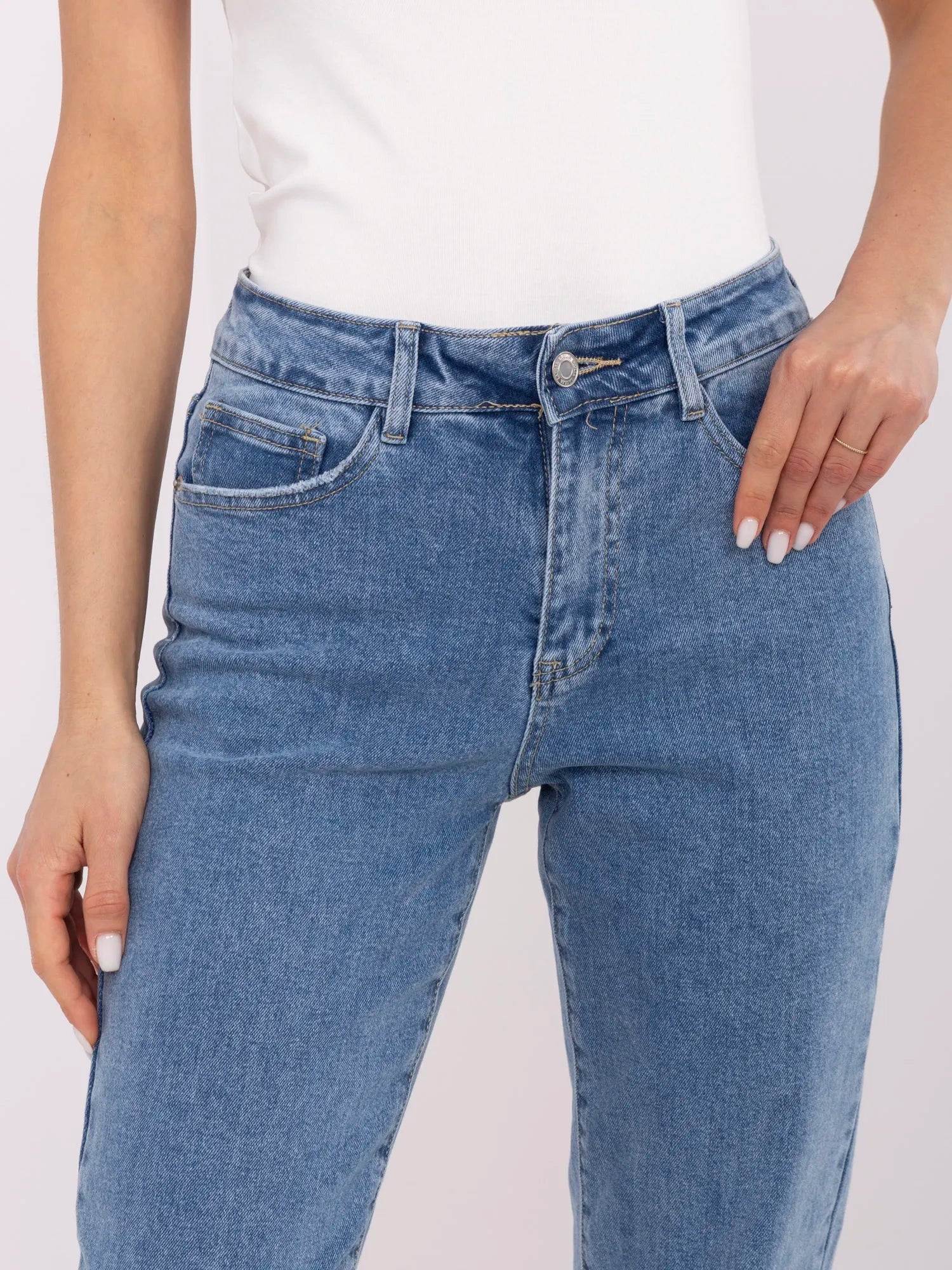 Niebieskie damskie jeansy mom stretch z kieszeniami