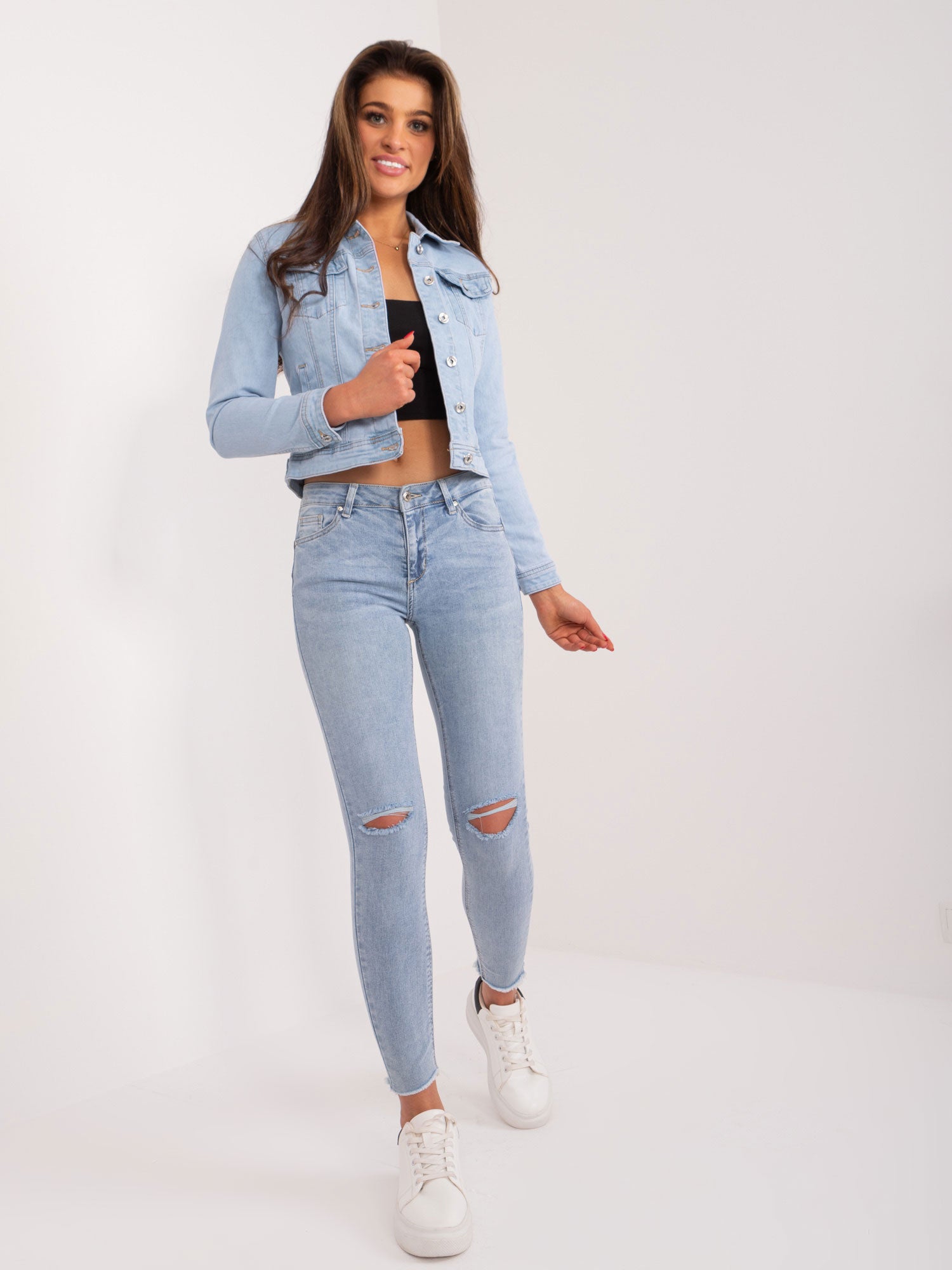 Niebieskie dopasowane jeansy damskie