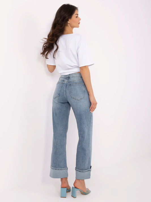 Niebieskie jeansy straight leg z podwiniętą nogawką