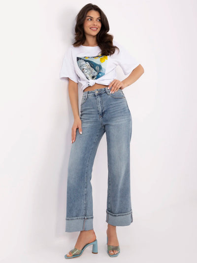 Niebieskie jeansy straight leg z podwiniętą nogawką