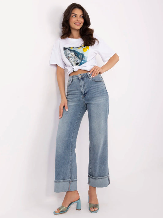 Niebieskie jeansy straight leg z podwiniętą nogawką