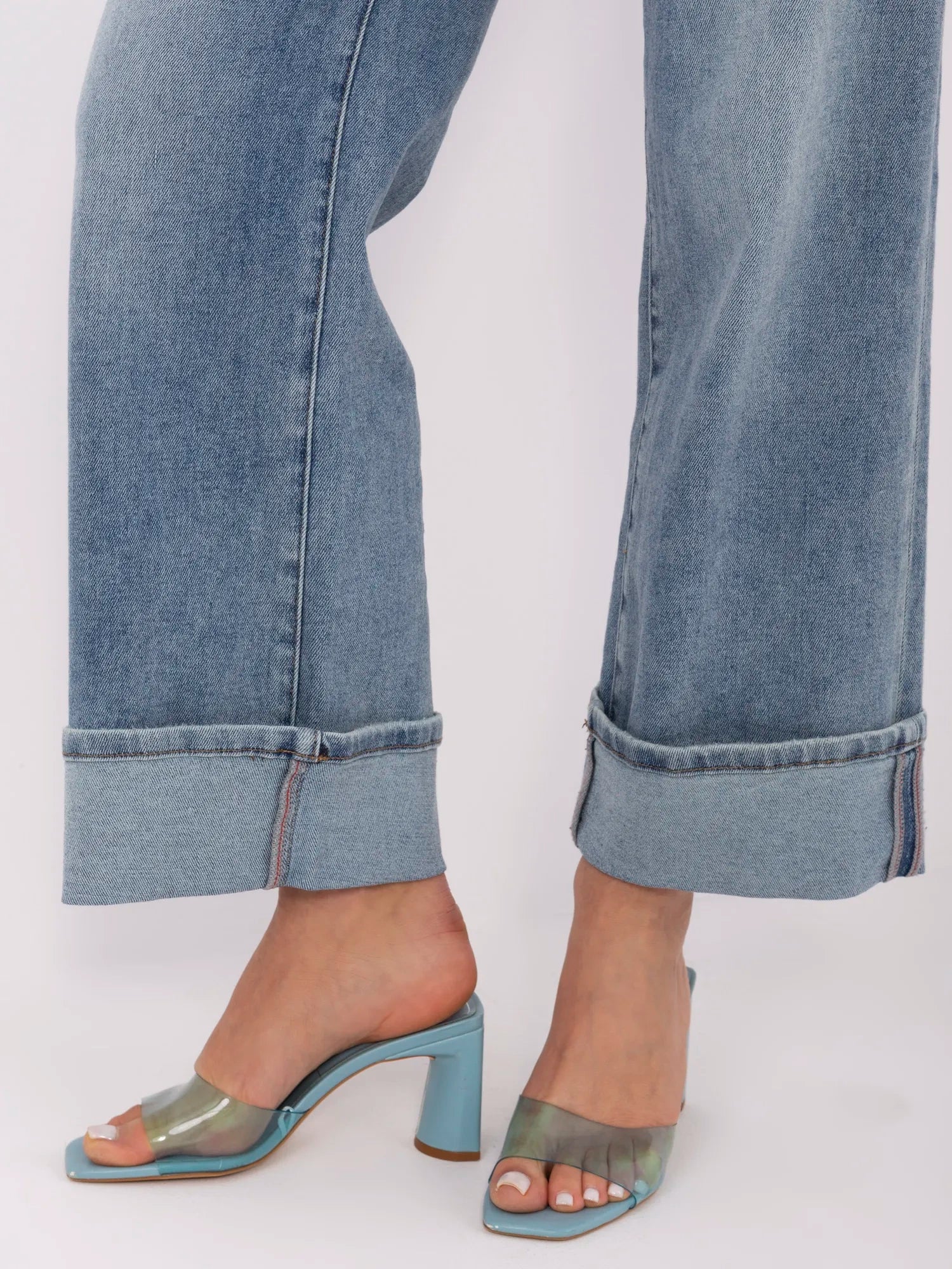 Niebieskie jeansy straight leg z podwiniętą nogawką