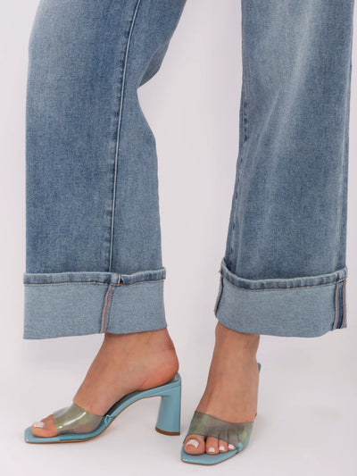 Niebieskie jeansy straight leg z podwiniętą nogawką
