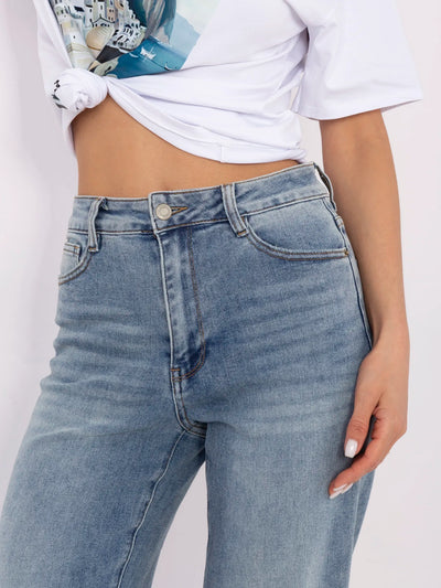 Niebieskie jeansy straight leg z podwiniętą nogawką