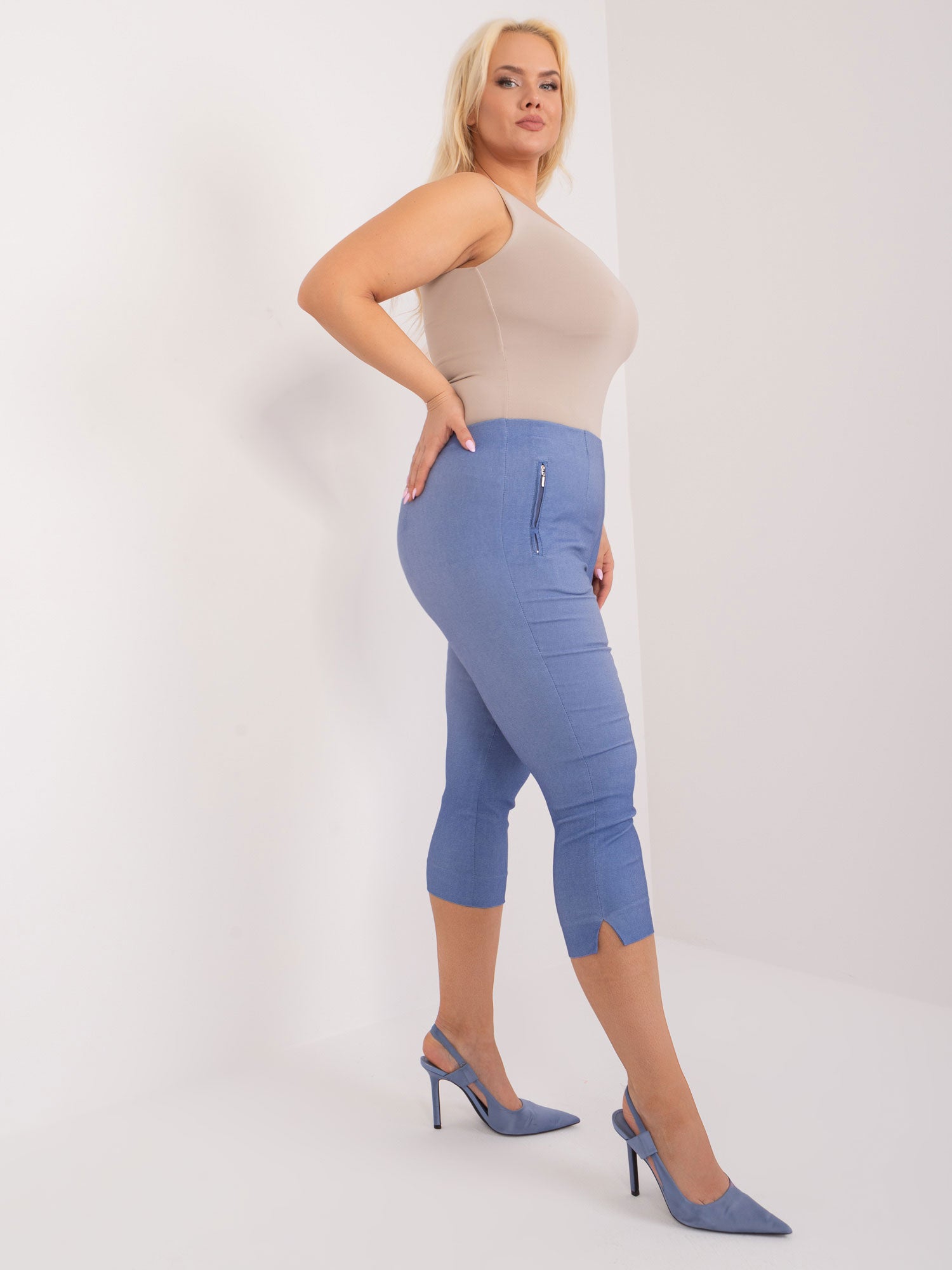 Niebieskie spodnie 3/4 plus size z kieszeniami