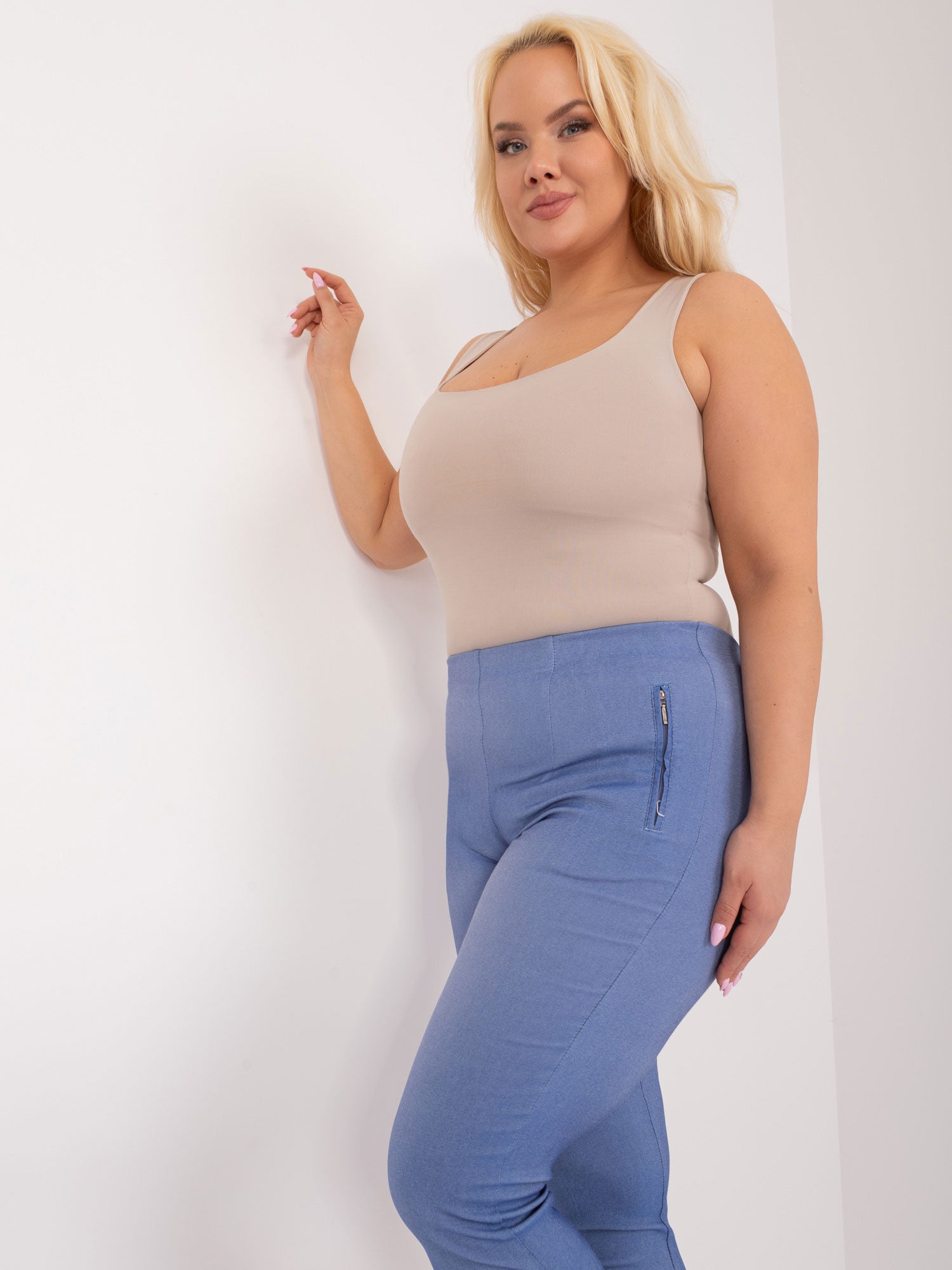 Niebieskie spodnie 3/4 plus size z kieszeniami