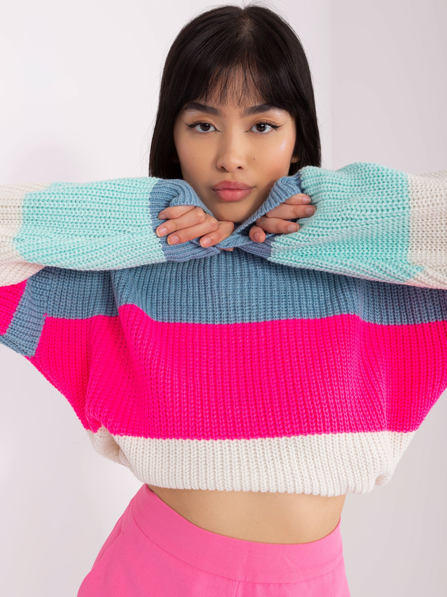 Niebiesko-fluo różowy sweter oversize z wełną