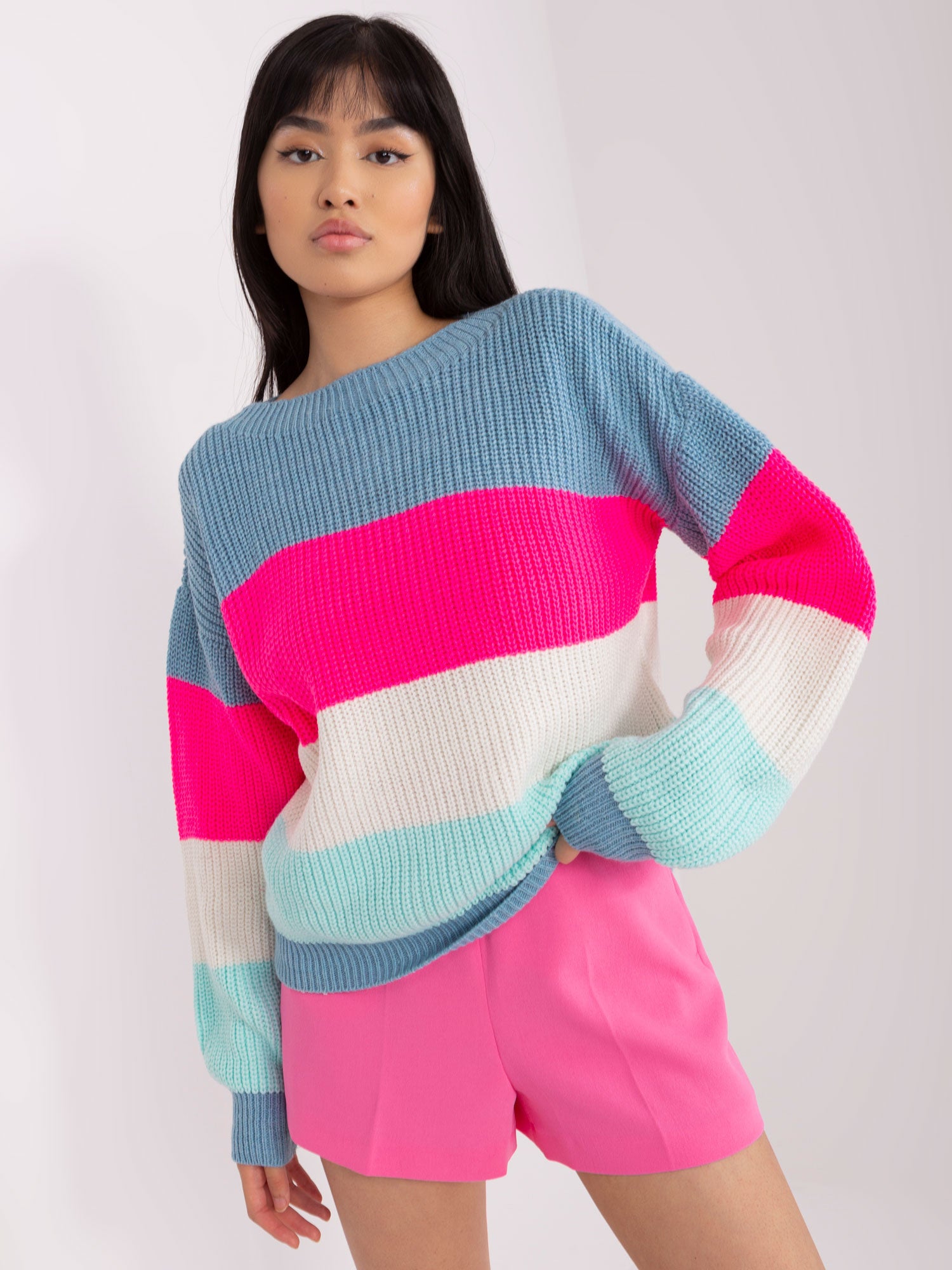 Niebiesko-fluo różowy sweter oversize z wełną