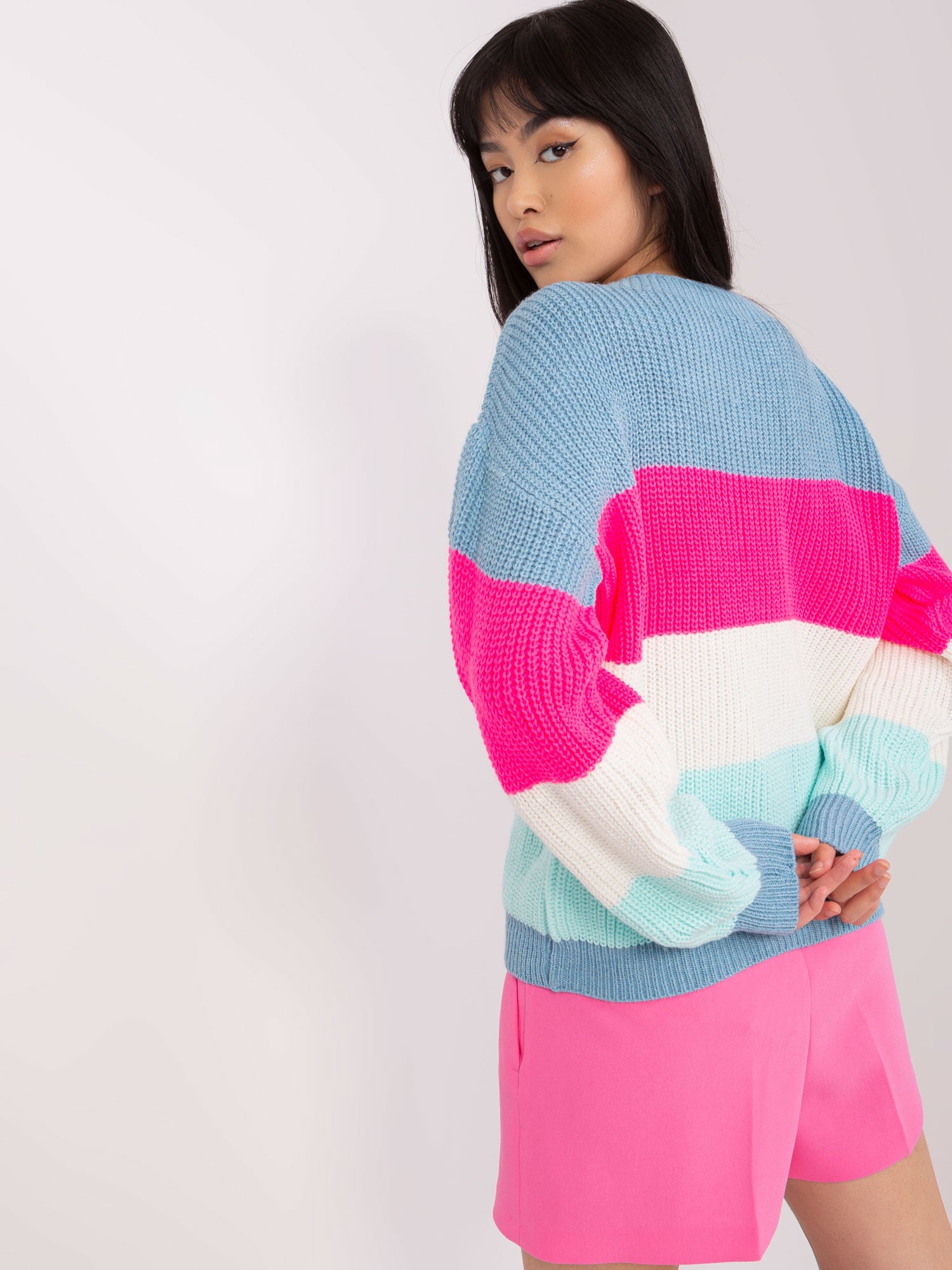 Niebiesko-fluo różowy sweter oversize z wełną