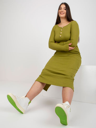Oliwkowa prążkowana sukienka plus size z rozcięciem z tyłu