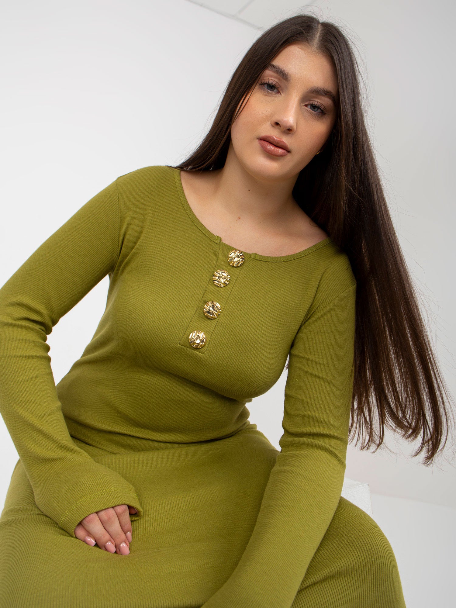 Oliwkowa prążkowana sukienka plus size z rozcięciem z tyłu