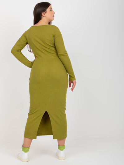 Oliwkowa prążkowana sukienka plus size z rozcięciem z tyłu