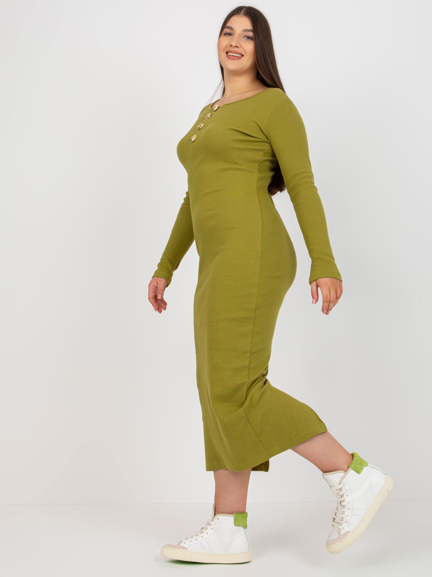 Oliwkowa prążkowana sukienka plus size z rozcięciem z tyłu