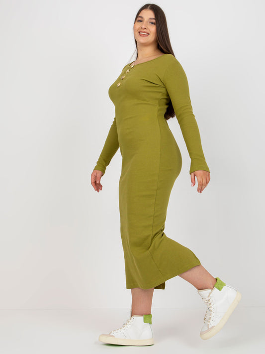 Oliwkowa prążkowana sukienka plus size z rozcięciem z tyłu