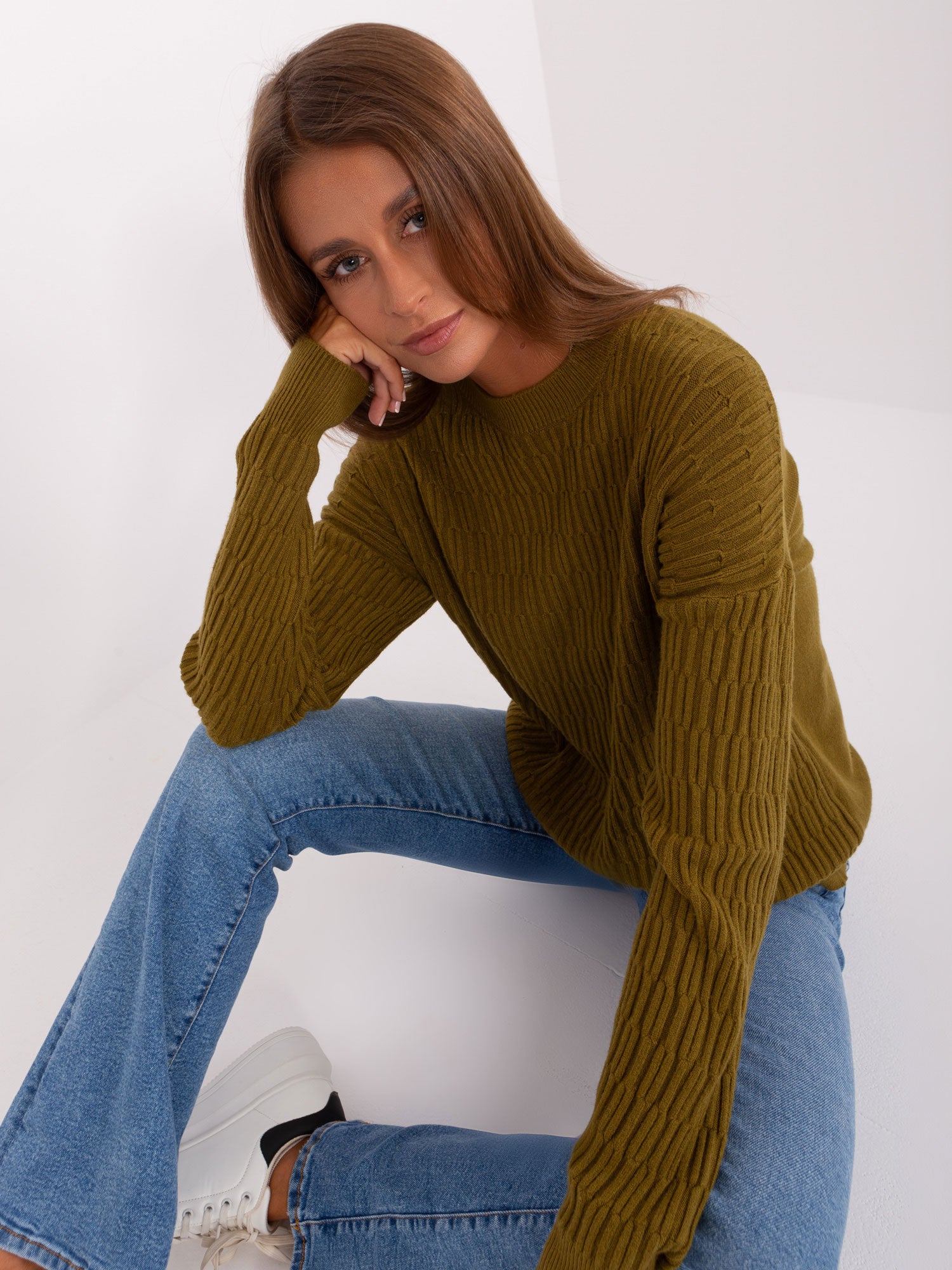 Oliwkowy damski sweter klasyczny z wiskozą