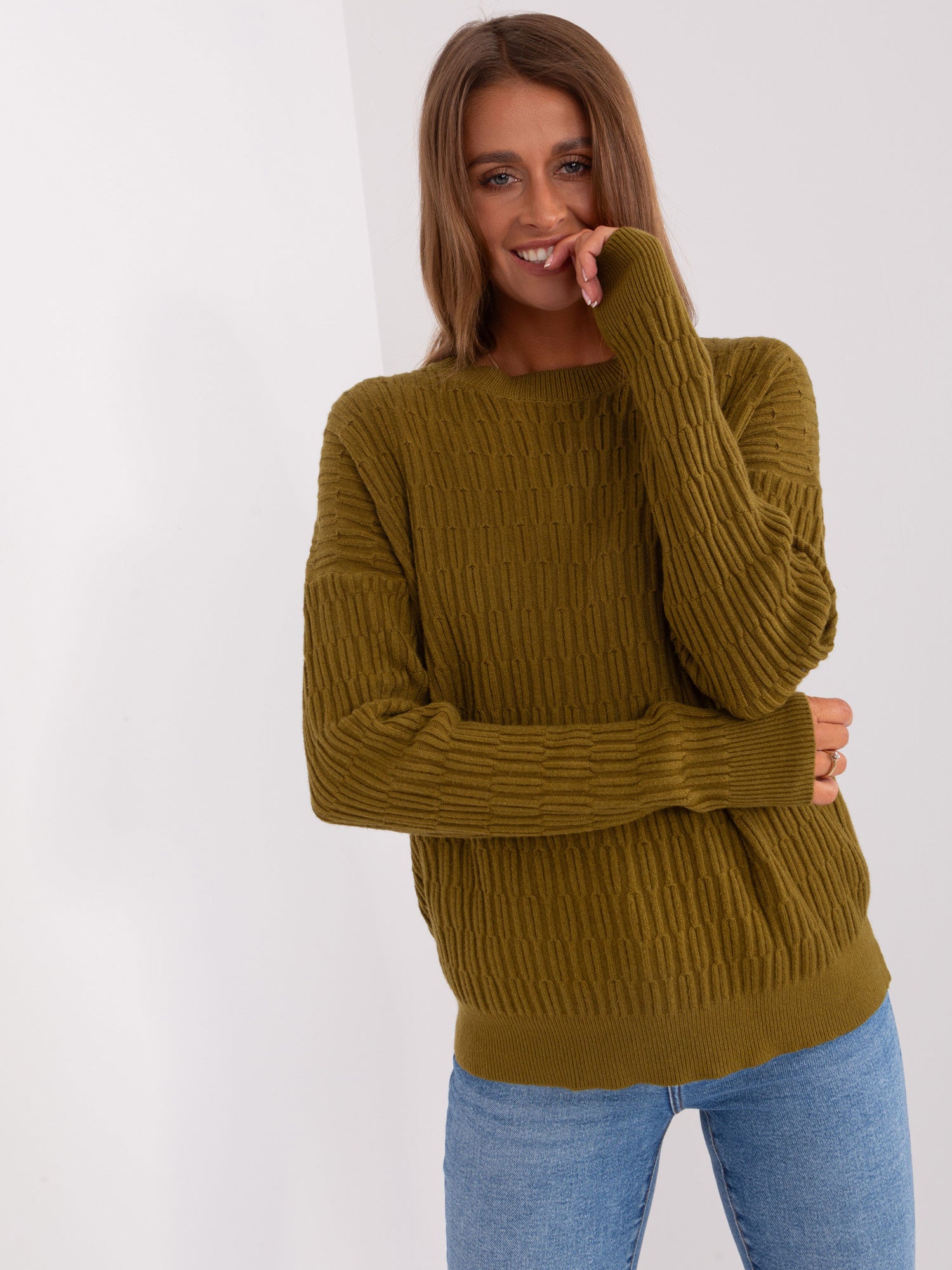 Oliwkowy damski sweter klasyczny z wiskozą