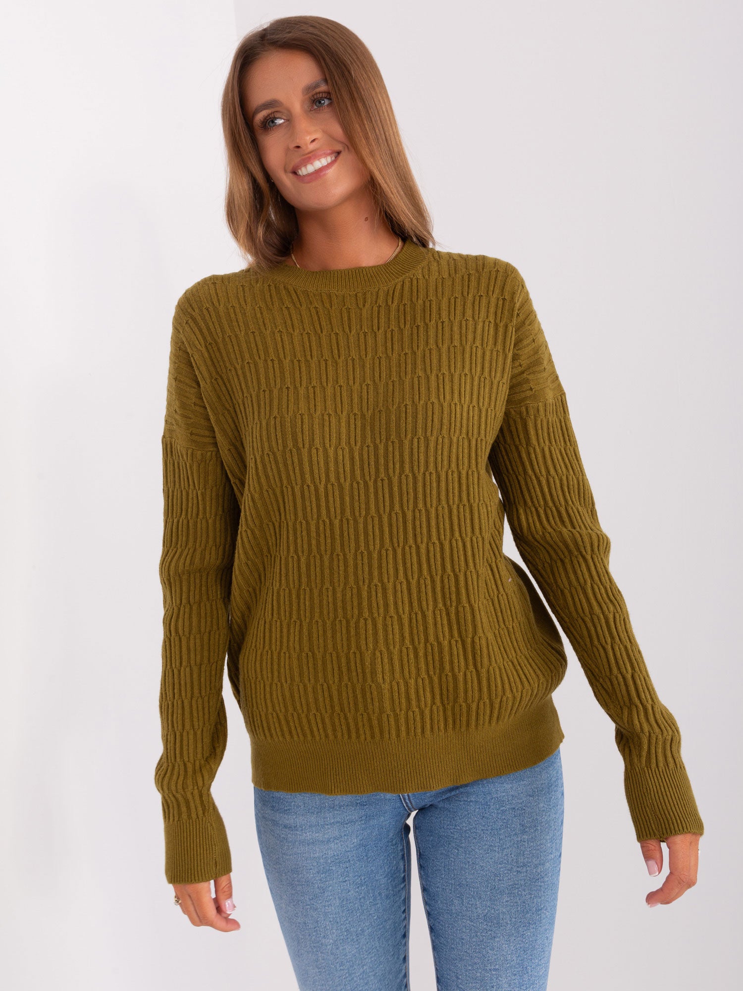 Oliwkowy damski sweter klasyczny z wiskozą