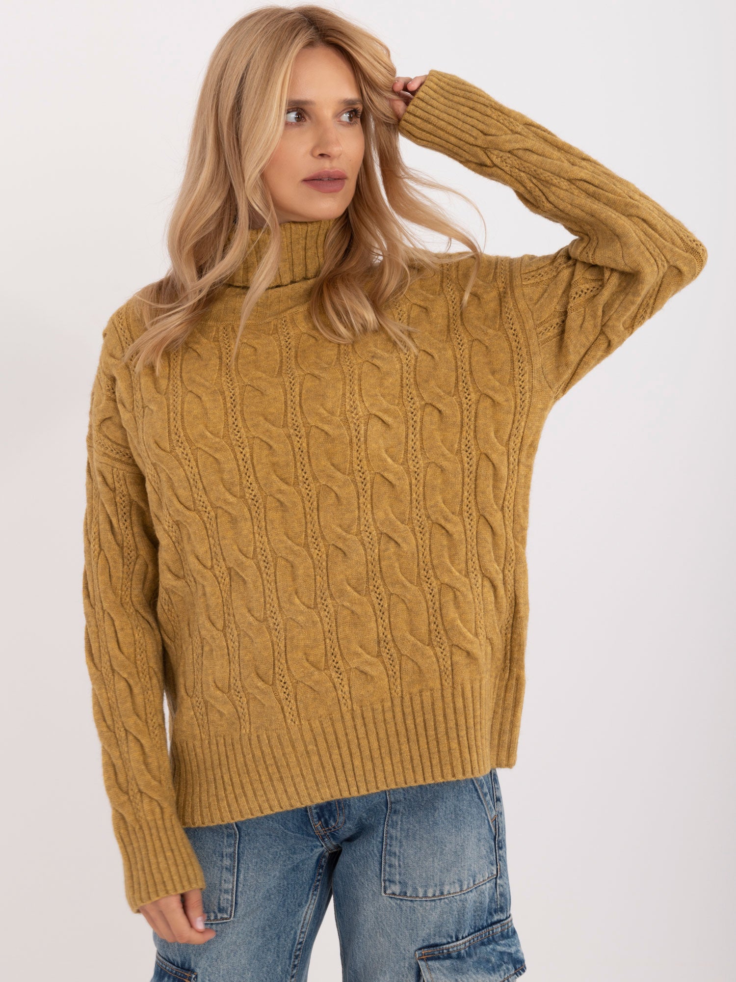 Oliwkowy damski sweter golf z ażurowym wzorem